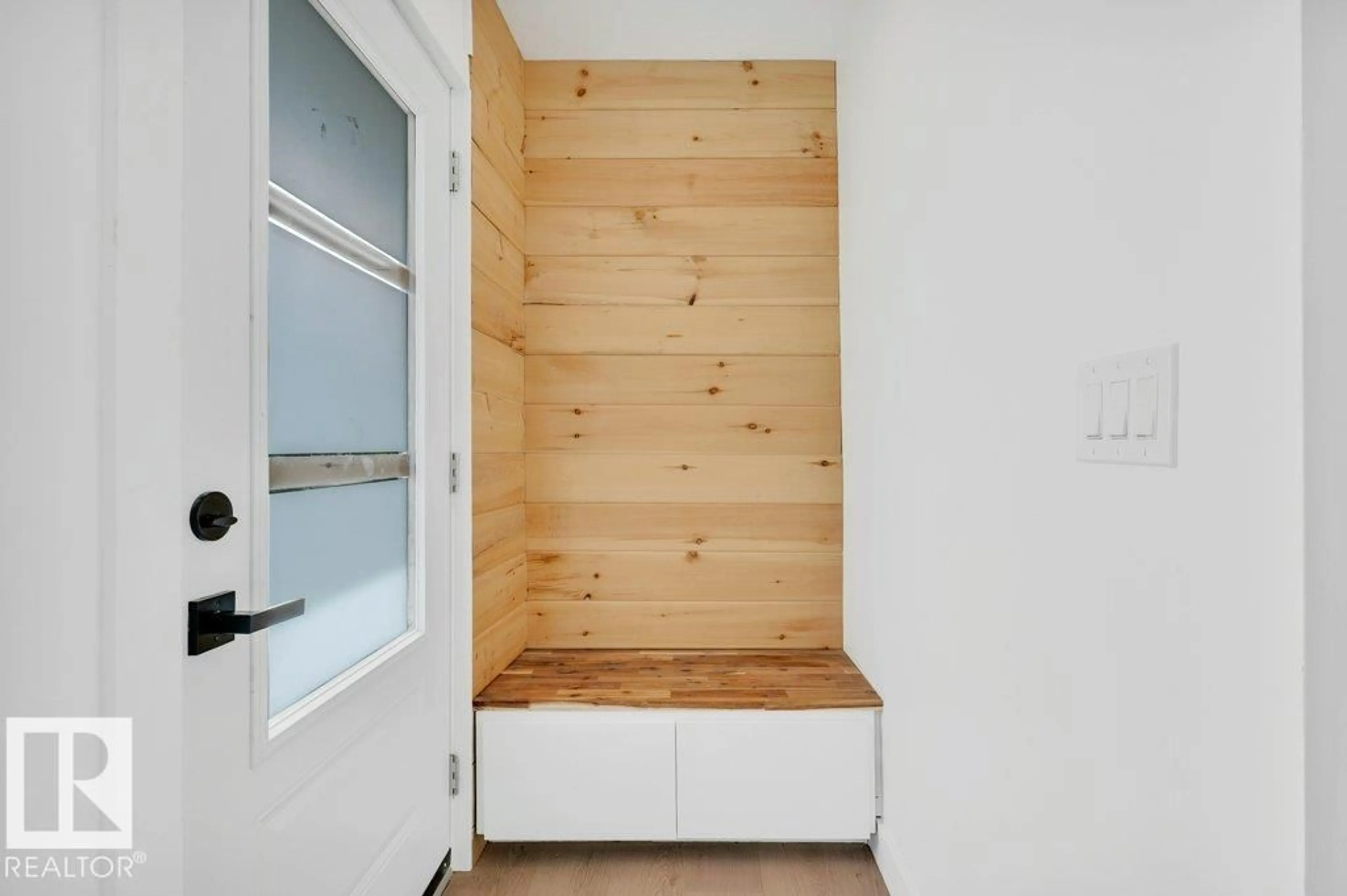 Indoor entryway for NW - 8712 89 AV, Edmonton Alberta T6C1N7
