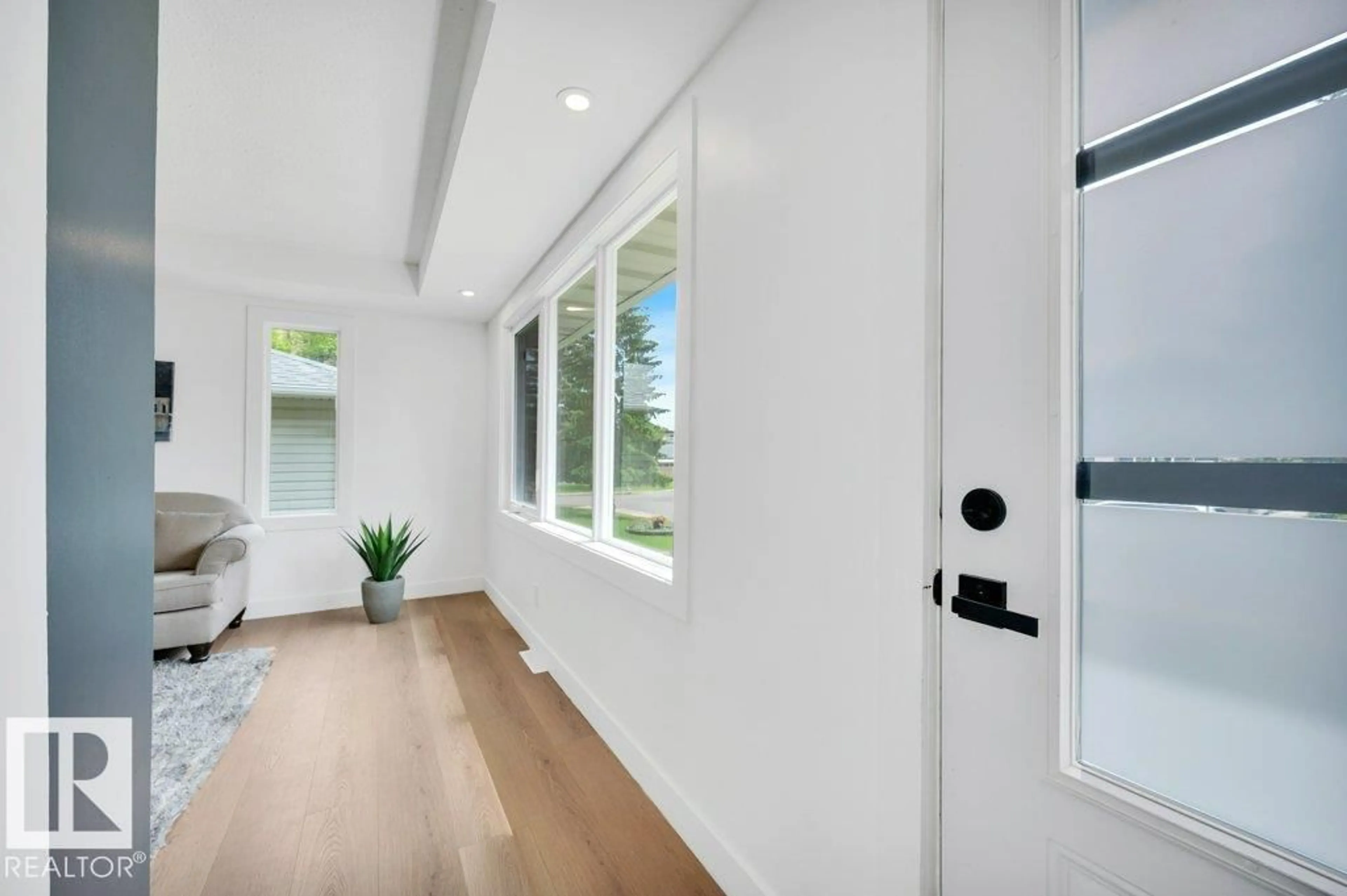 Indoor entryway for NW - 8712 89 AV, Edmonton Alberta T6C1N7