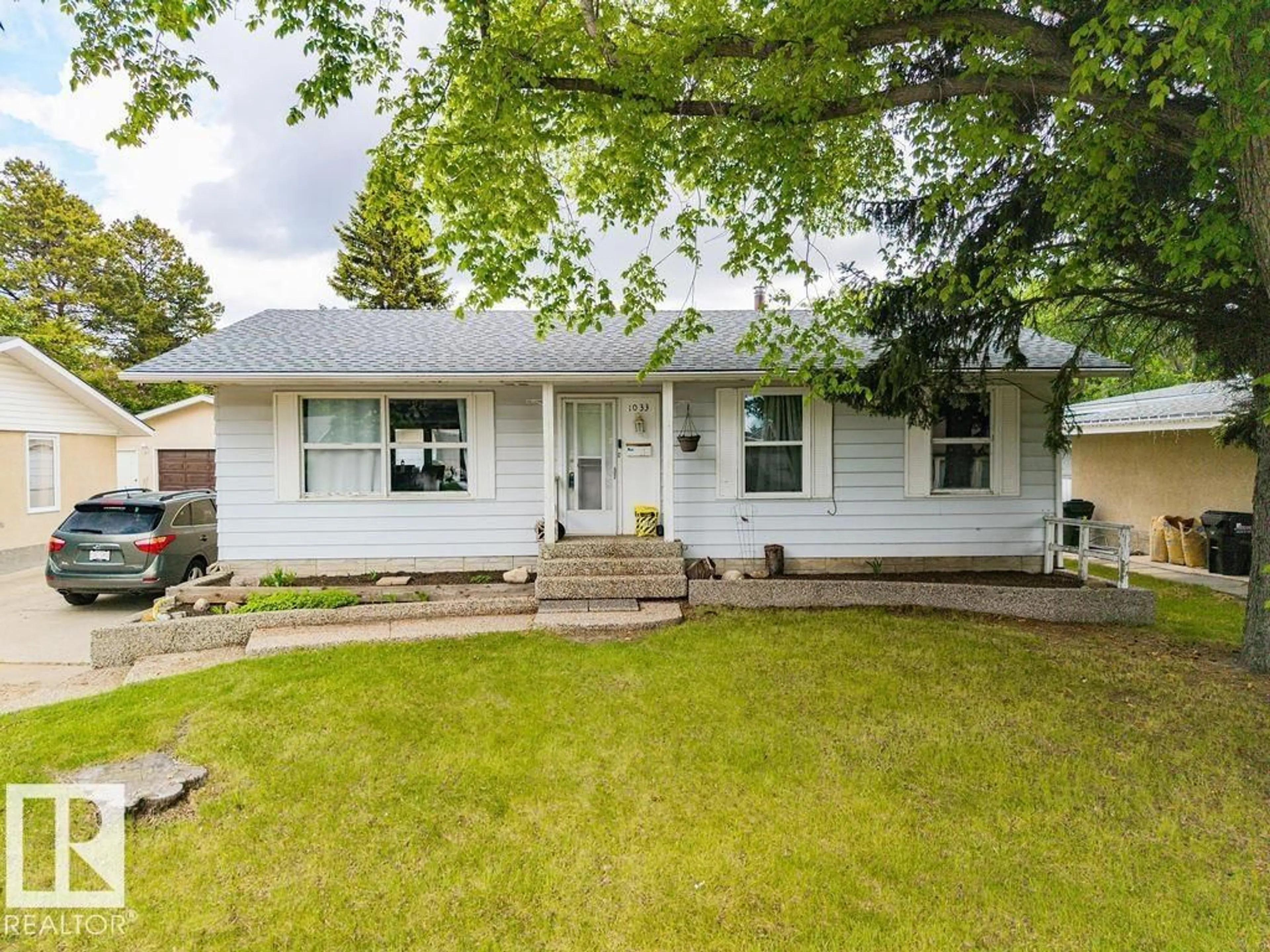 Home with vinyl exterior material, street for 1033 STRATHCONA DR, Sherwood Park Alberta T8A1A5