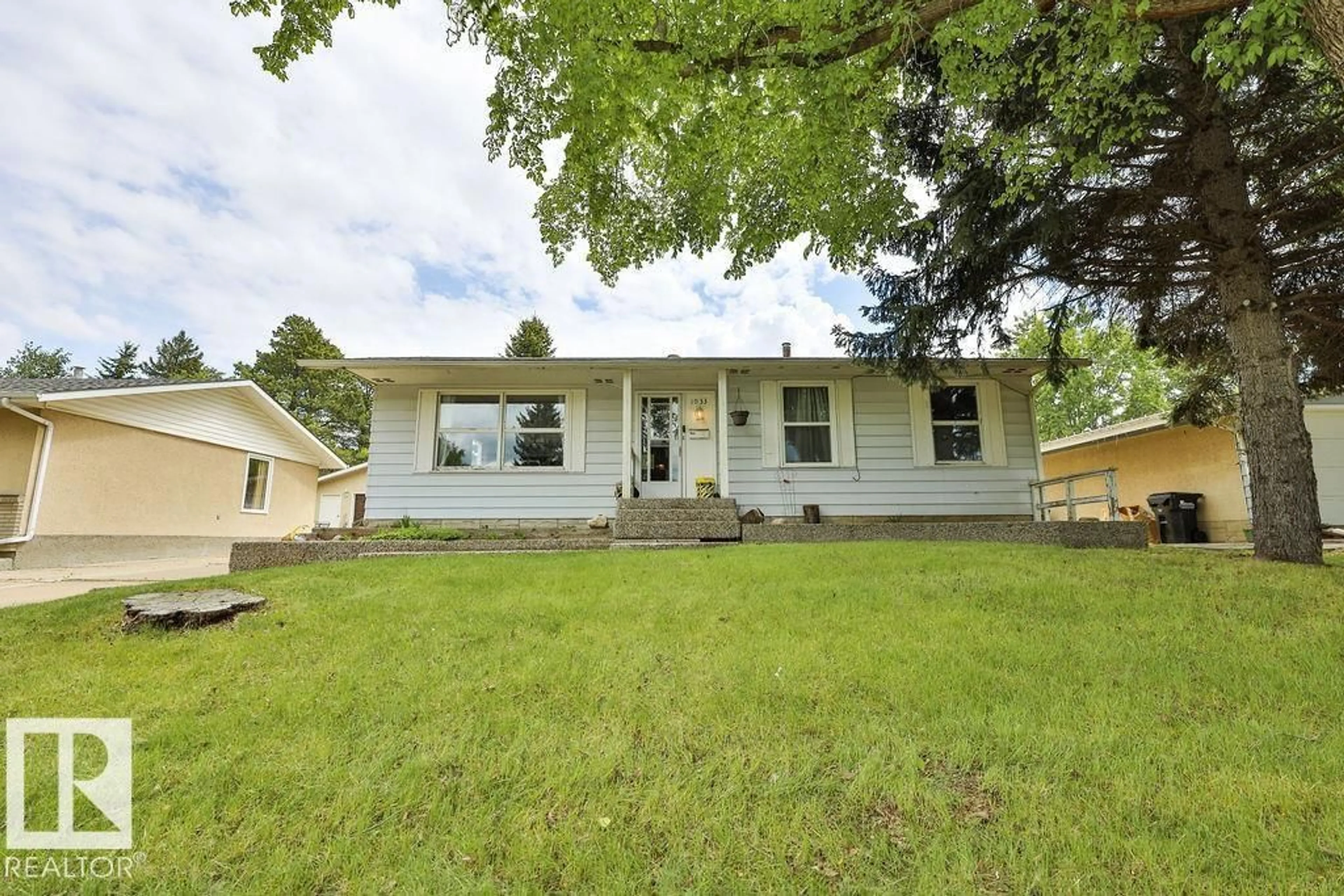 Home with vinyl exterior material, street for 1033 STRATHCONA DR, Sherwood Park Alberta T8A1A5