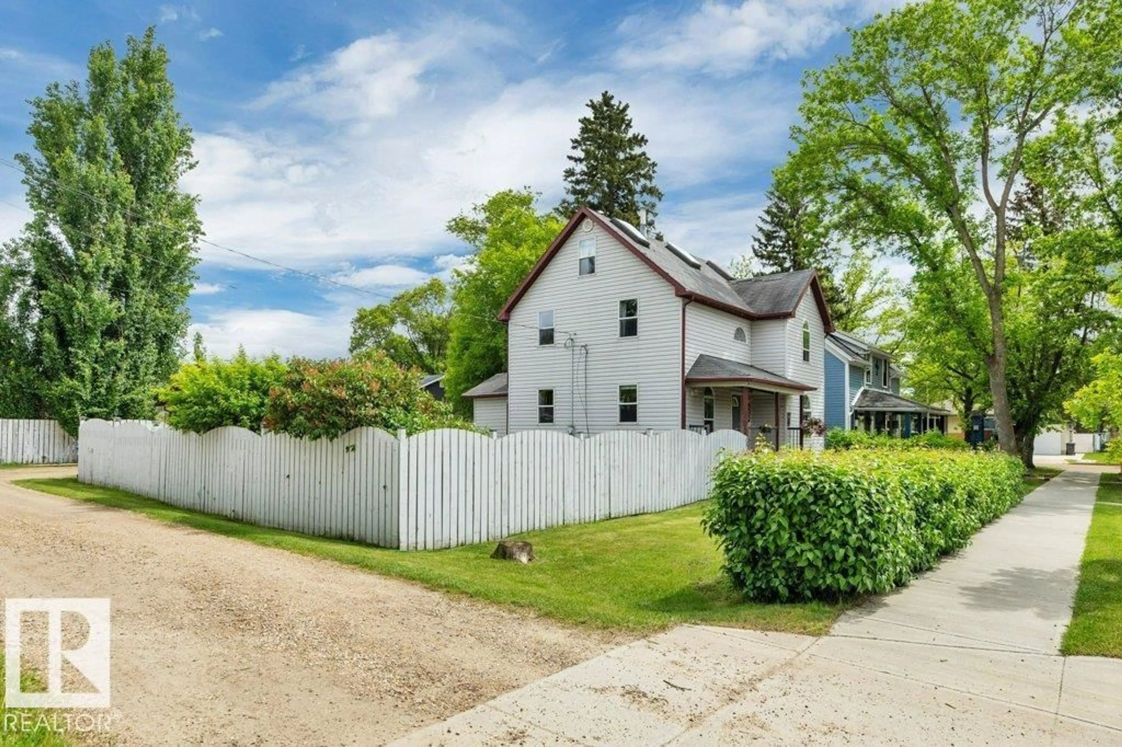 A pic from outside/outdoor area/front of a property/back of a property/a pic from drone, street for 4405 51 ST, Wetaskiwin Alberta T9A1K4