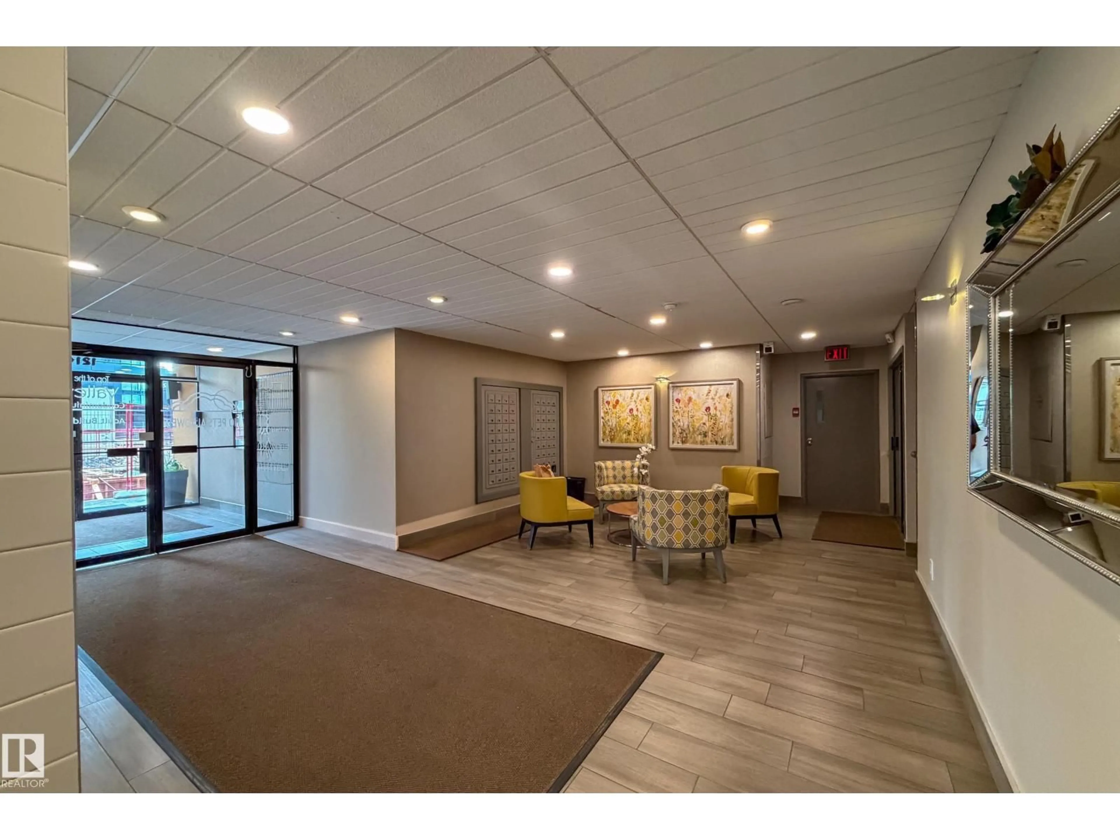Indoor foyer for 12141 - 906 JASPER AV, Edmonton Alberta T5N3X8