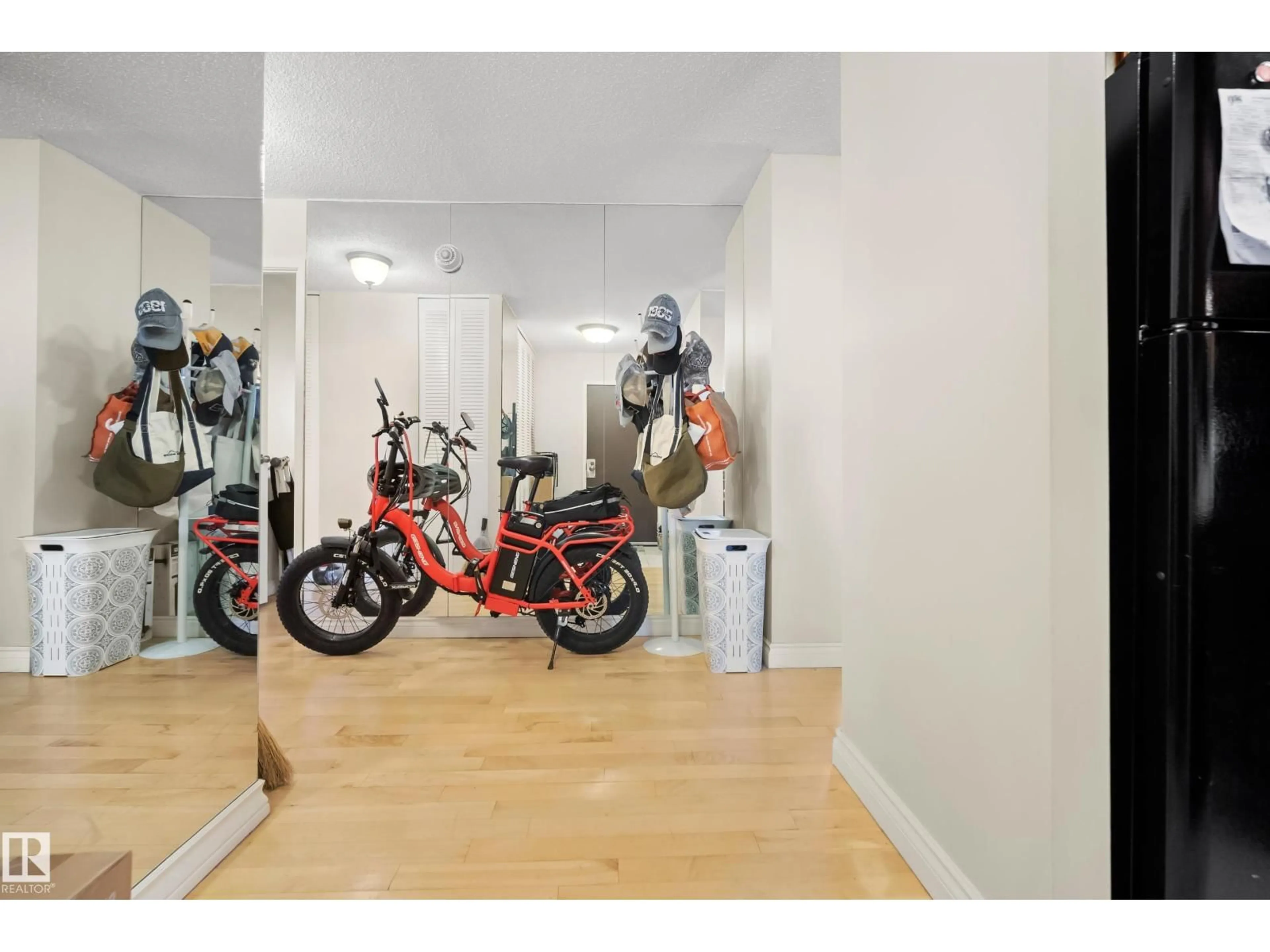 Indoor garage for 12141 - 906 JASPER AV, Edmonton Alberta T5N3X8