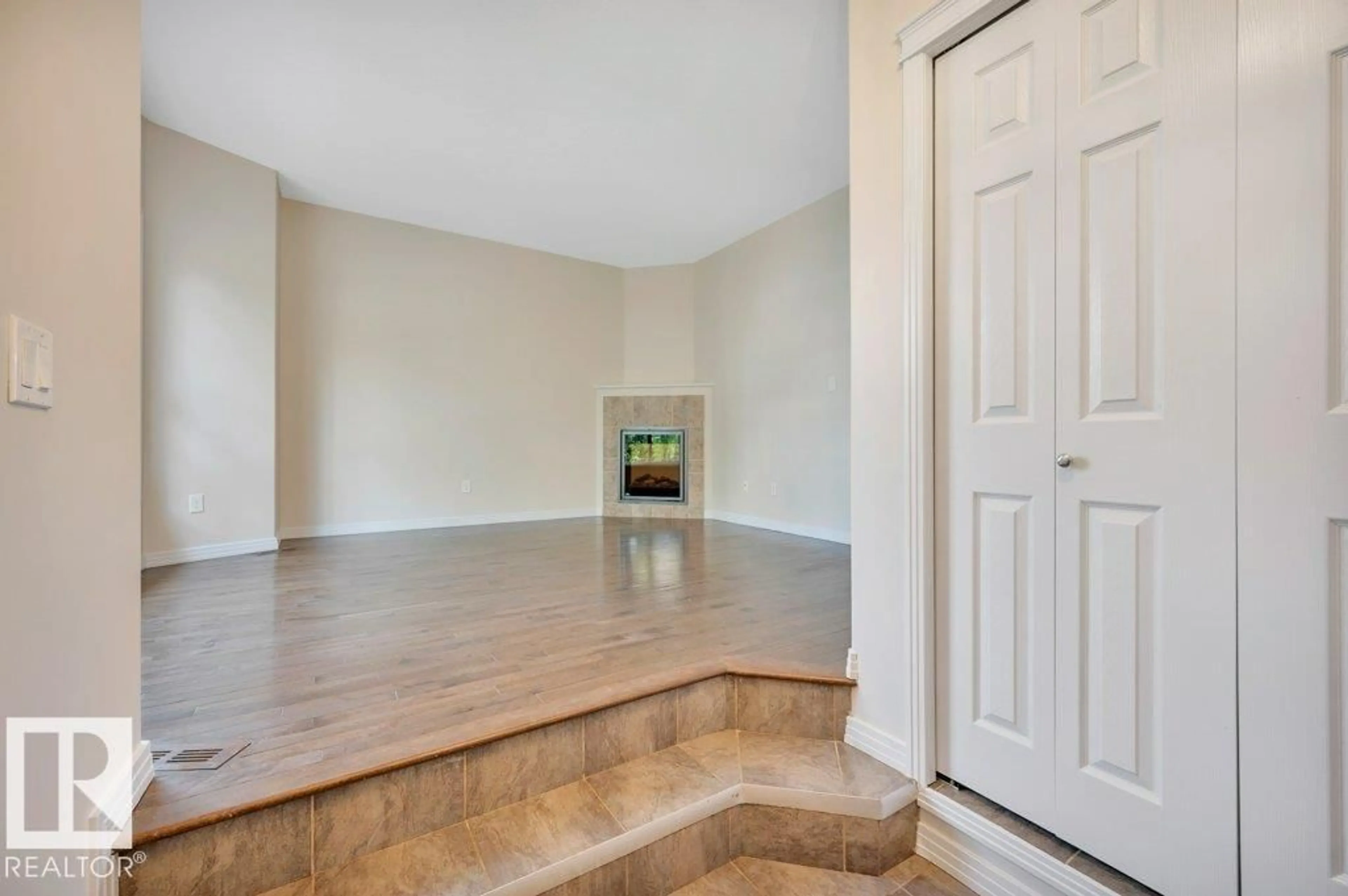Indoor foyer for 14 - 4367 VETERANS WY, Edmonton Alberta T5E6N4