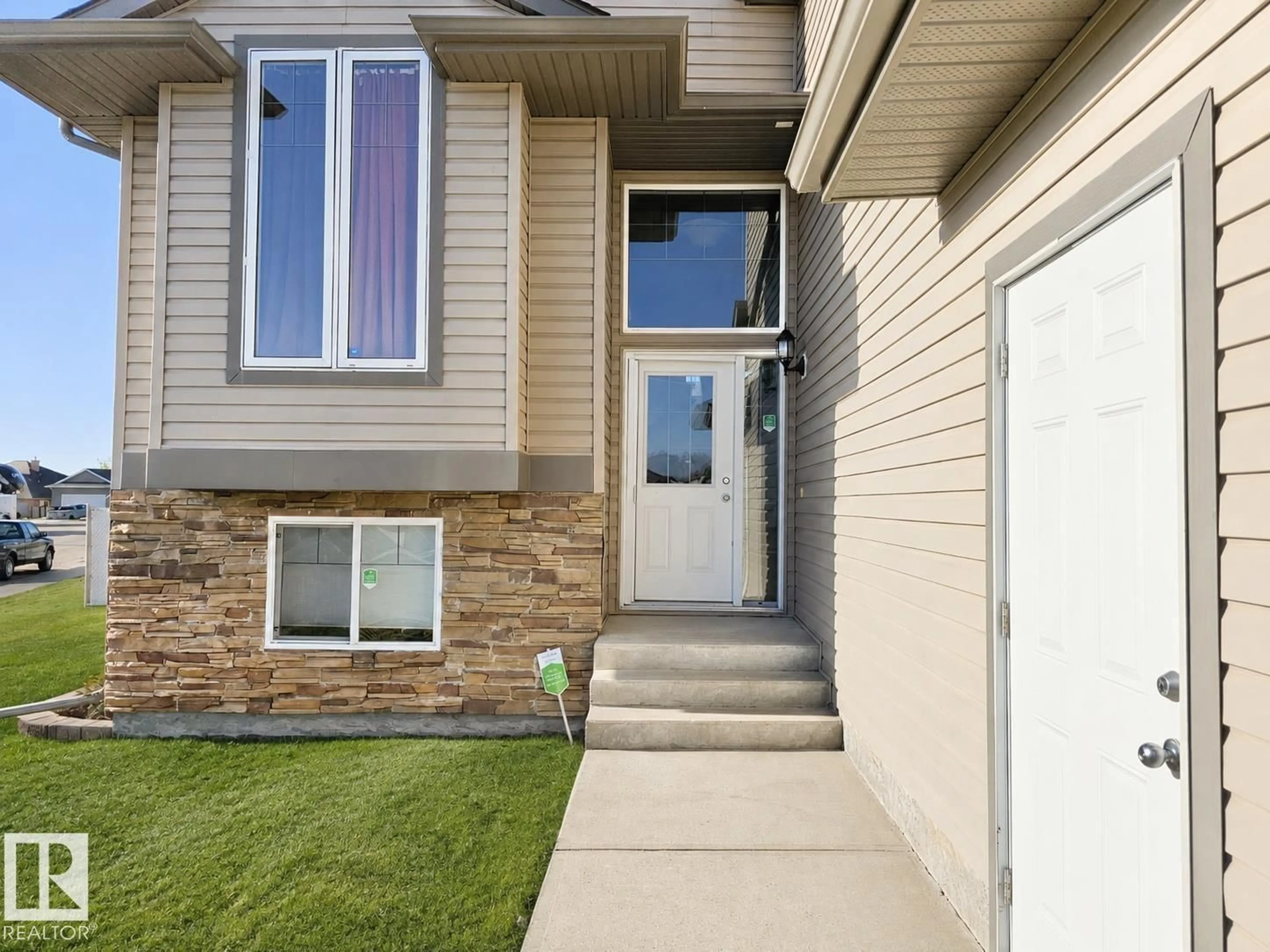 Home with vinyl exterior material, street for 3901 44 AV, Drayton Valley Alberta T7A0A1