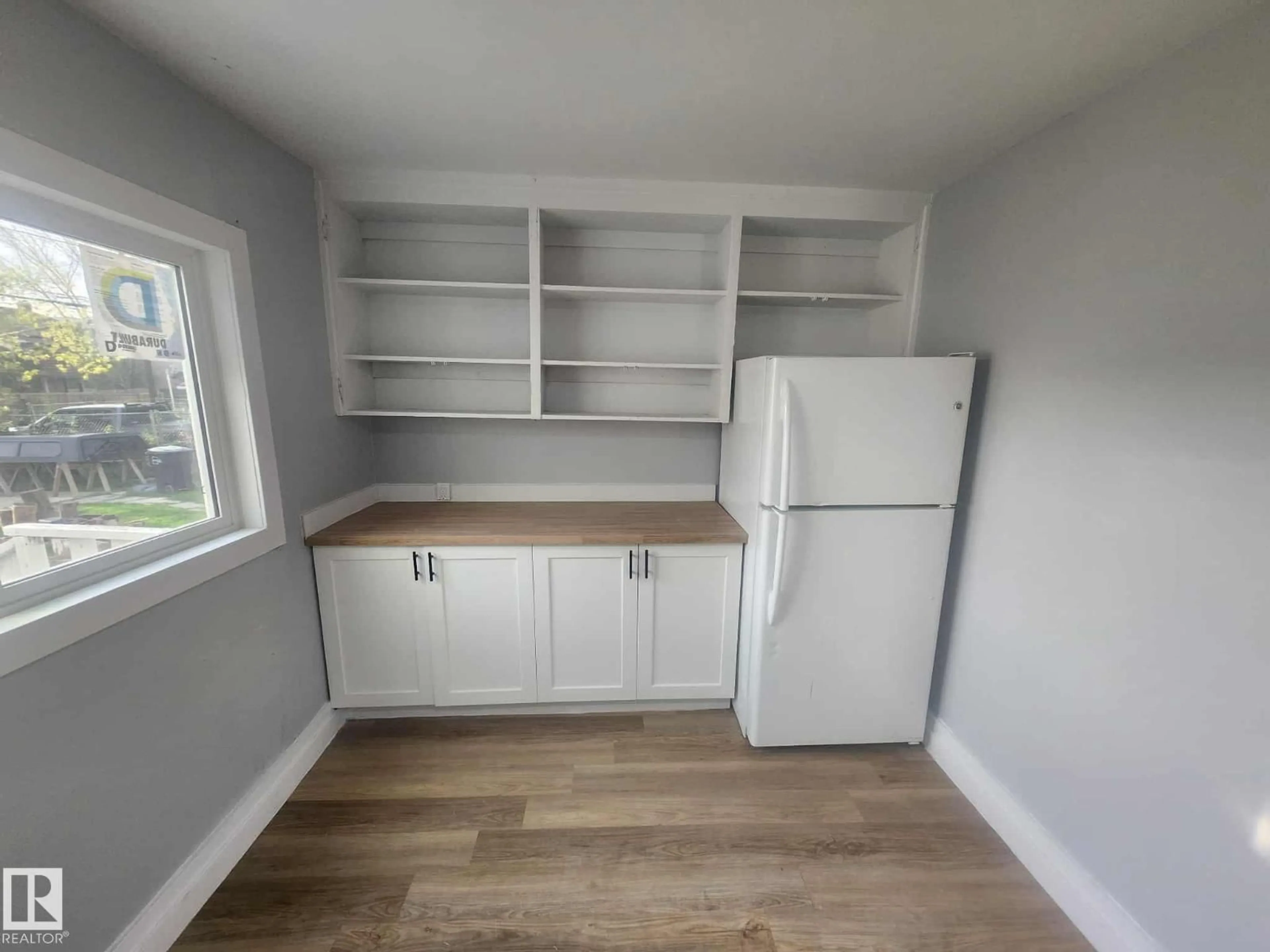 Standard kitchen, wood/laminate floor for 11308 94 ST, Edmonton Alberta T5G1H3