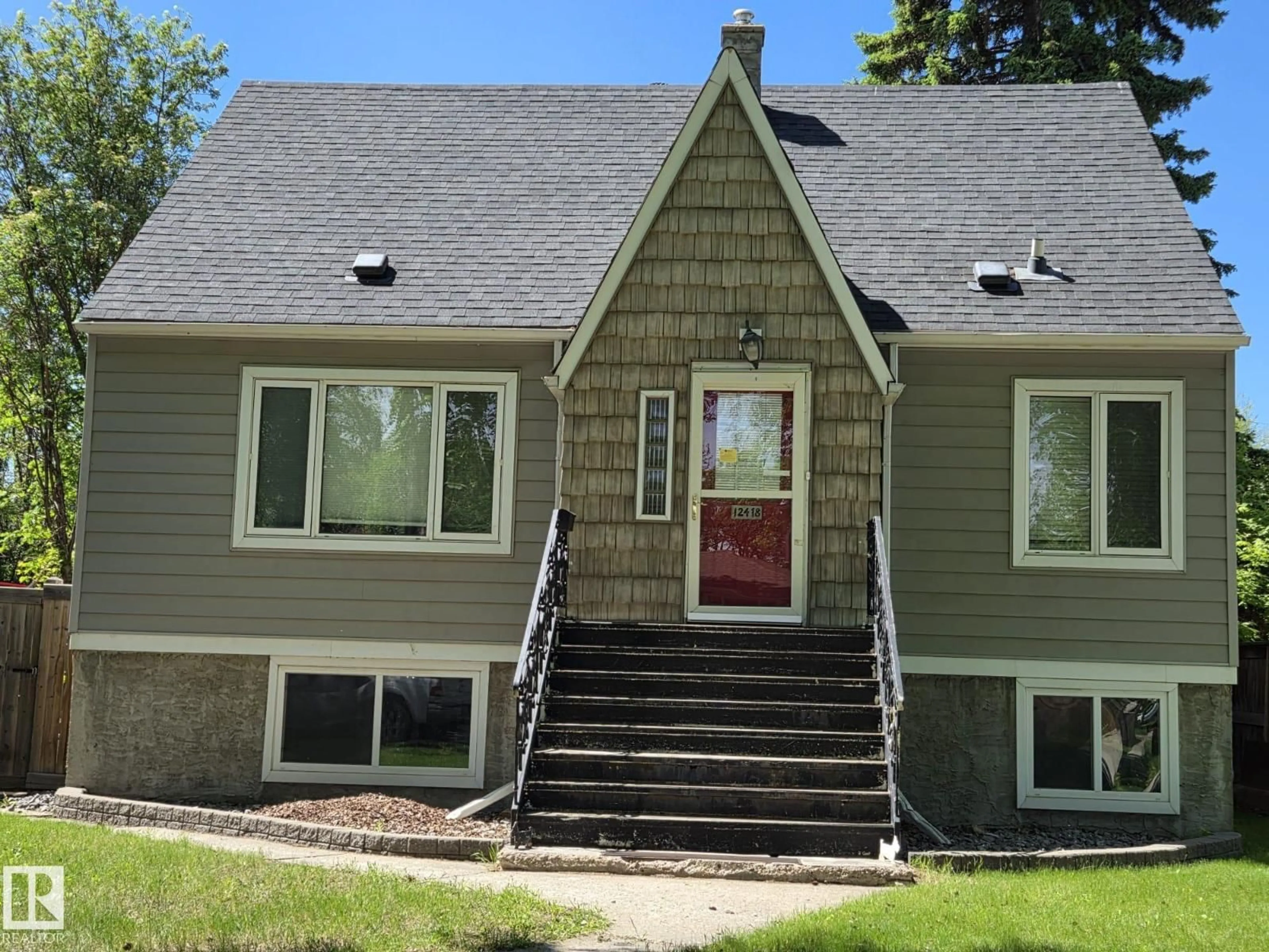 Home with vinyl exterior material, street for 12418 93 ST, Edmonton Alberta T6G1G5