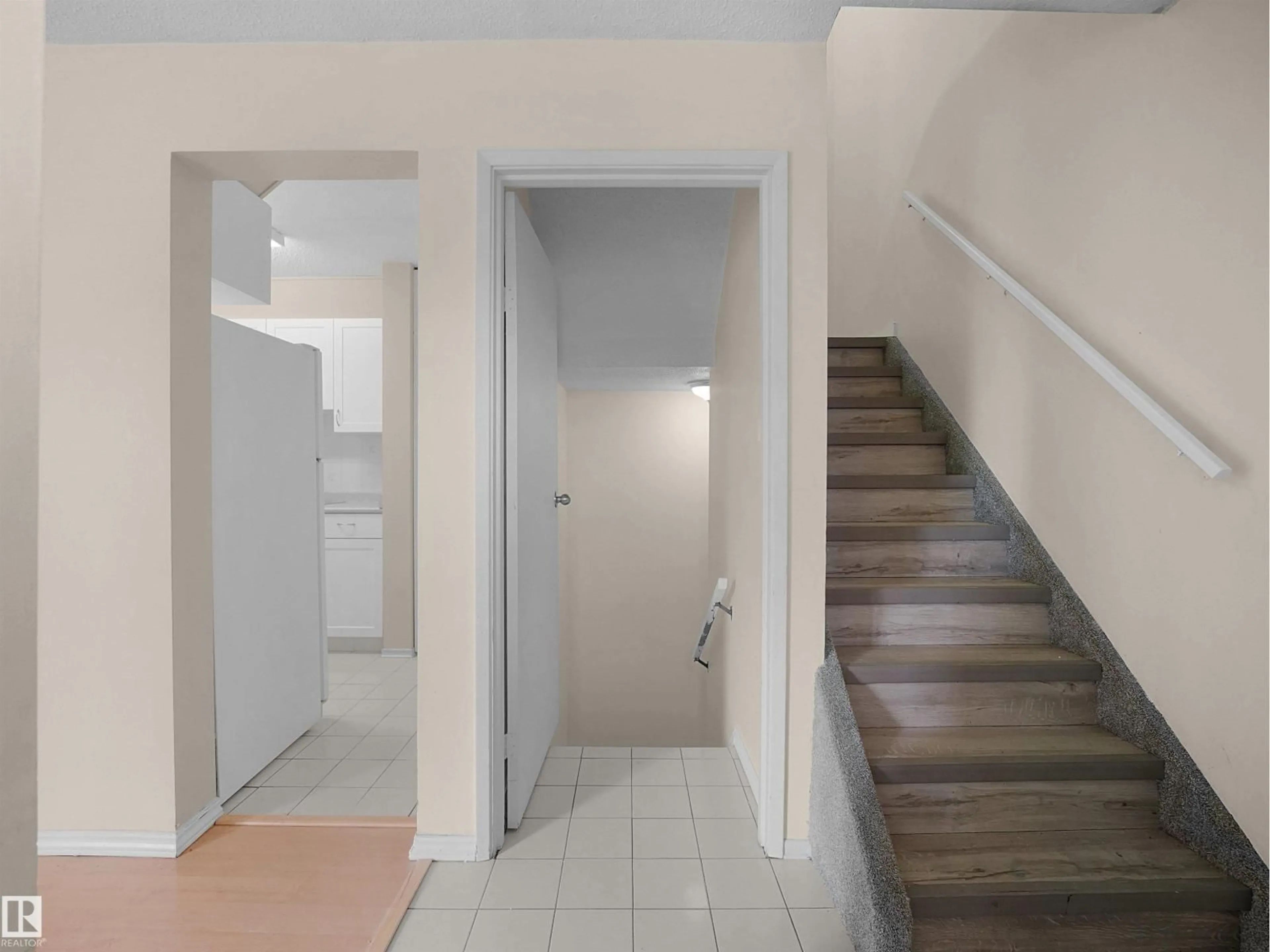 Indoor foyer for #4 - 14110 80 ST, Edmonton Alberta T5C1L6