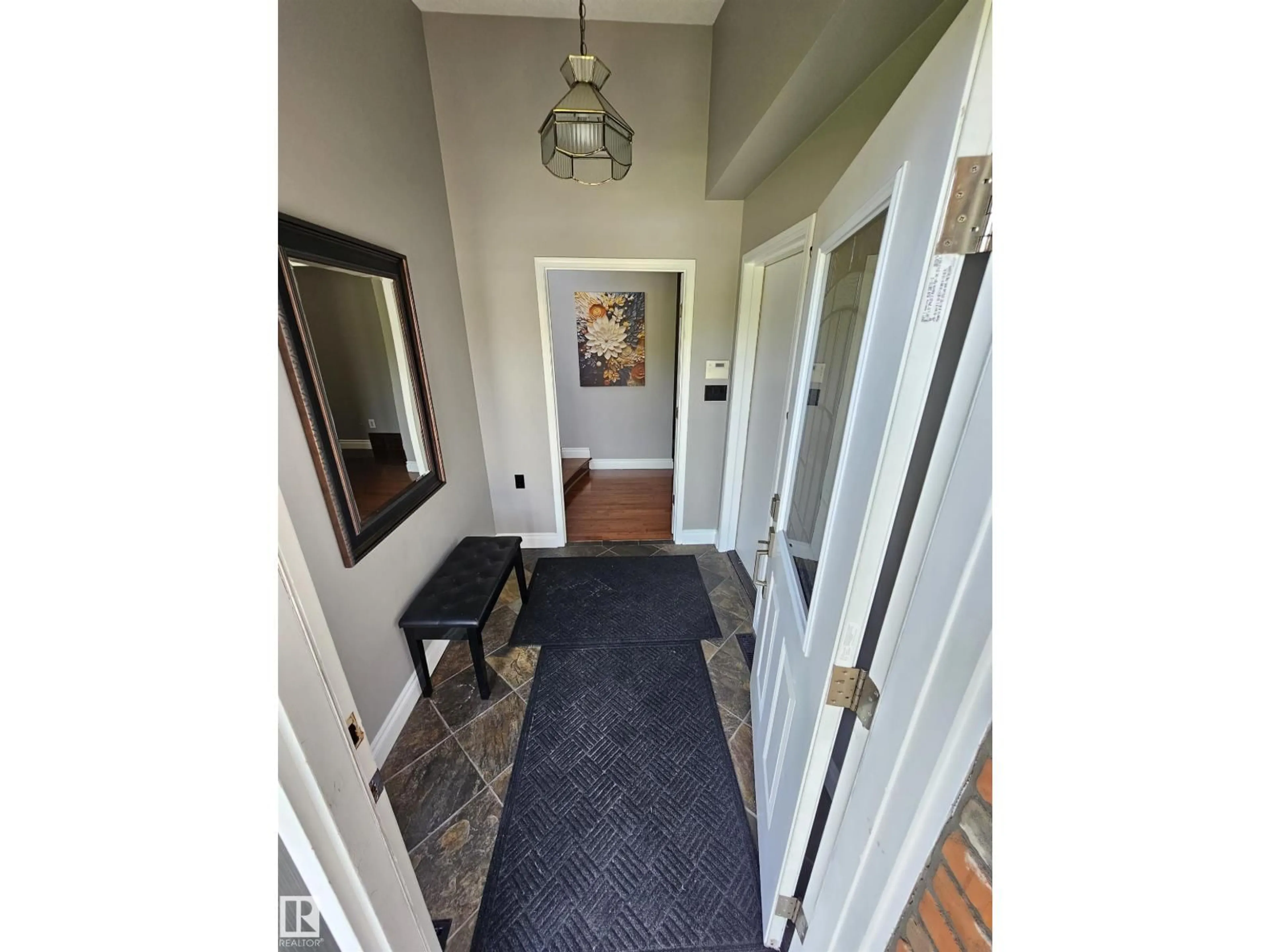 Indoor entryway for 15 PAQUETTE PL, St. Albert Alberta T8N5K9