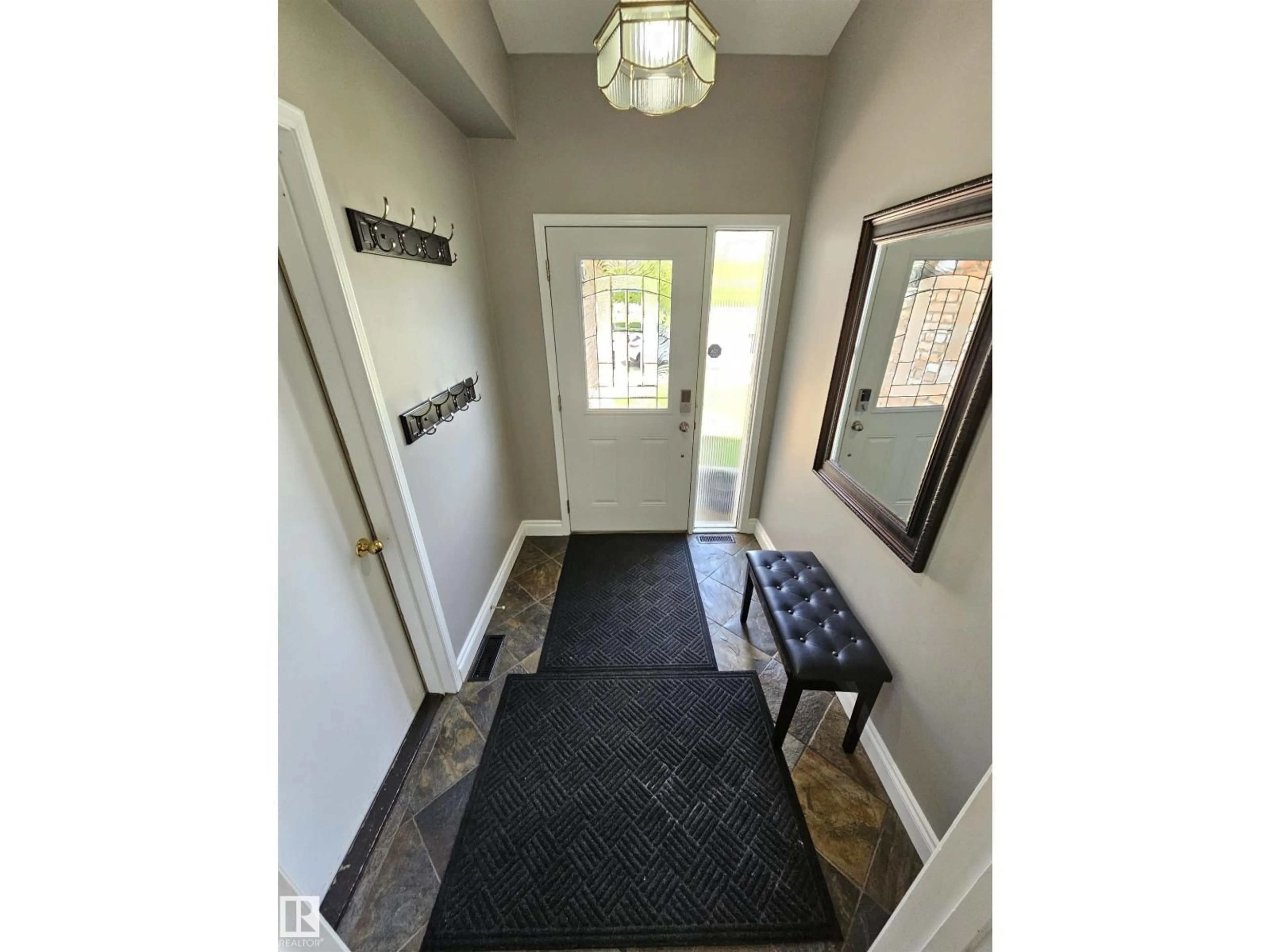 Indoor entryway for 15 PAQUETTE PL, St. Albert Alberta T8N5K9