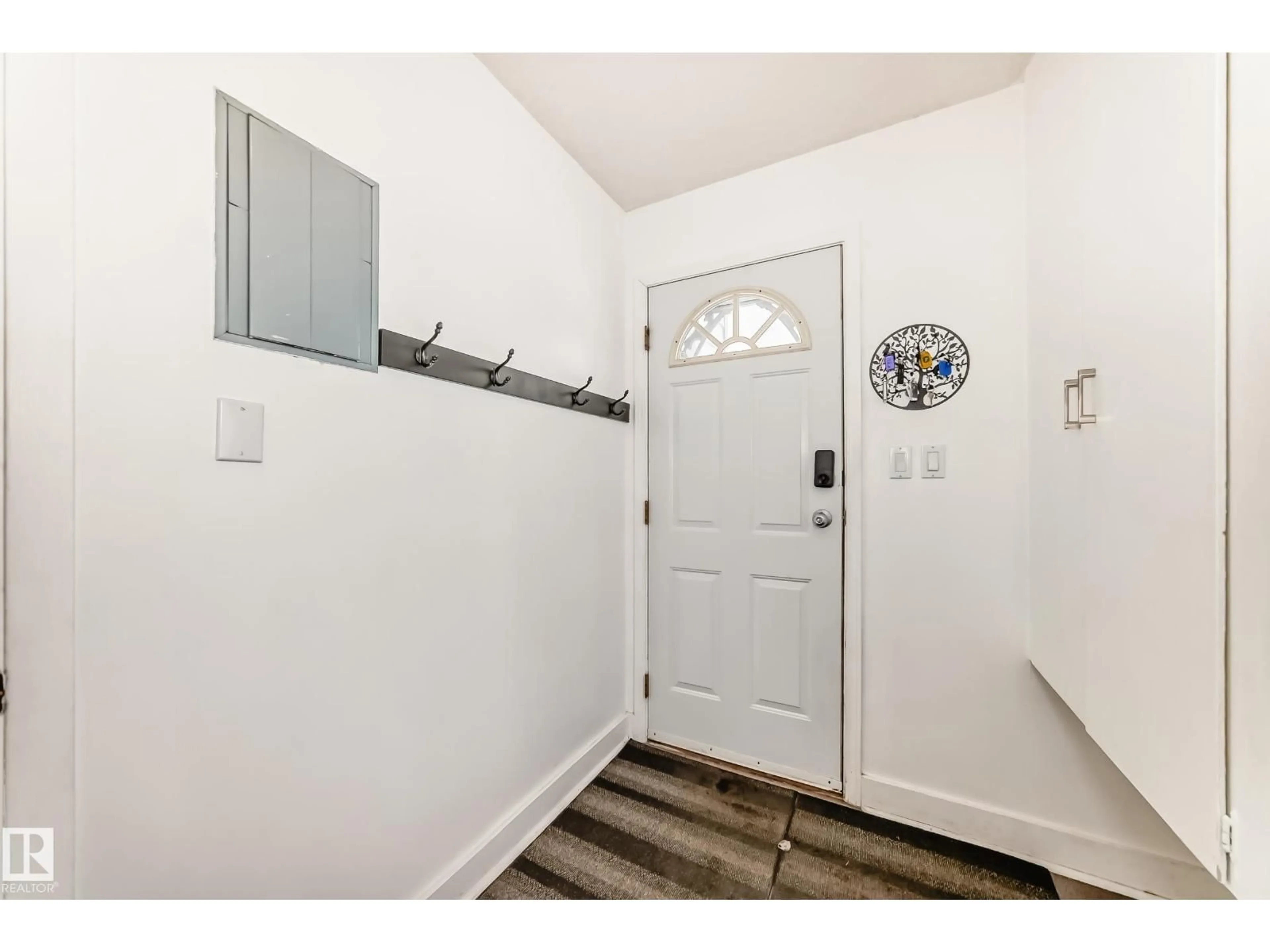 Indoor entryway for 24523 TWP ROAD 582, Rural Sturgeon County Alberta T0G1L2