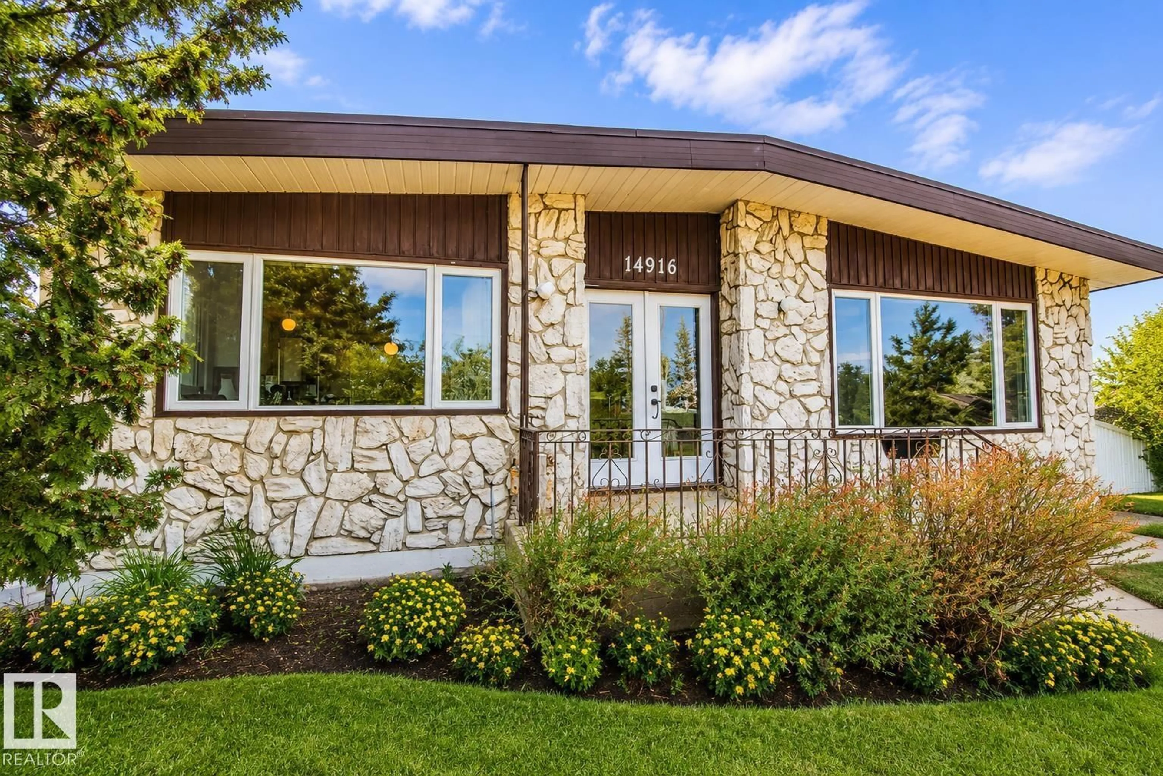 Home with vinyl exterior material, unknown for 14916 94 ST, Edmonton Alberta T5E3W6