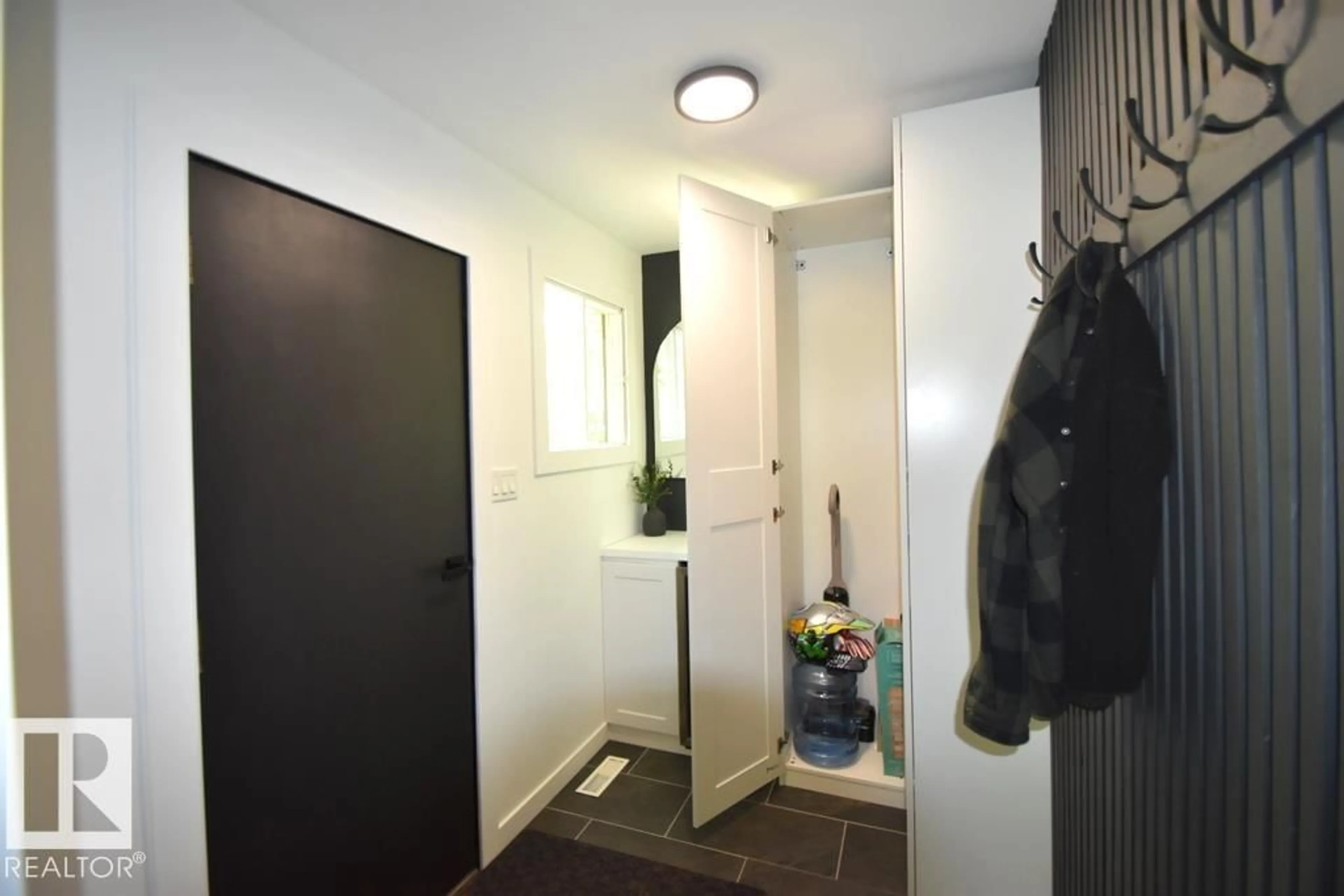 Indoor entryway for 415 SUNSET ROAD, Rural Athabasca County Alberta T0A0M0