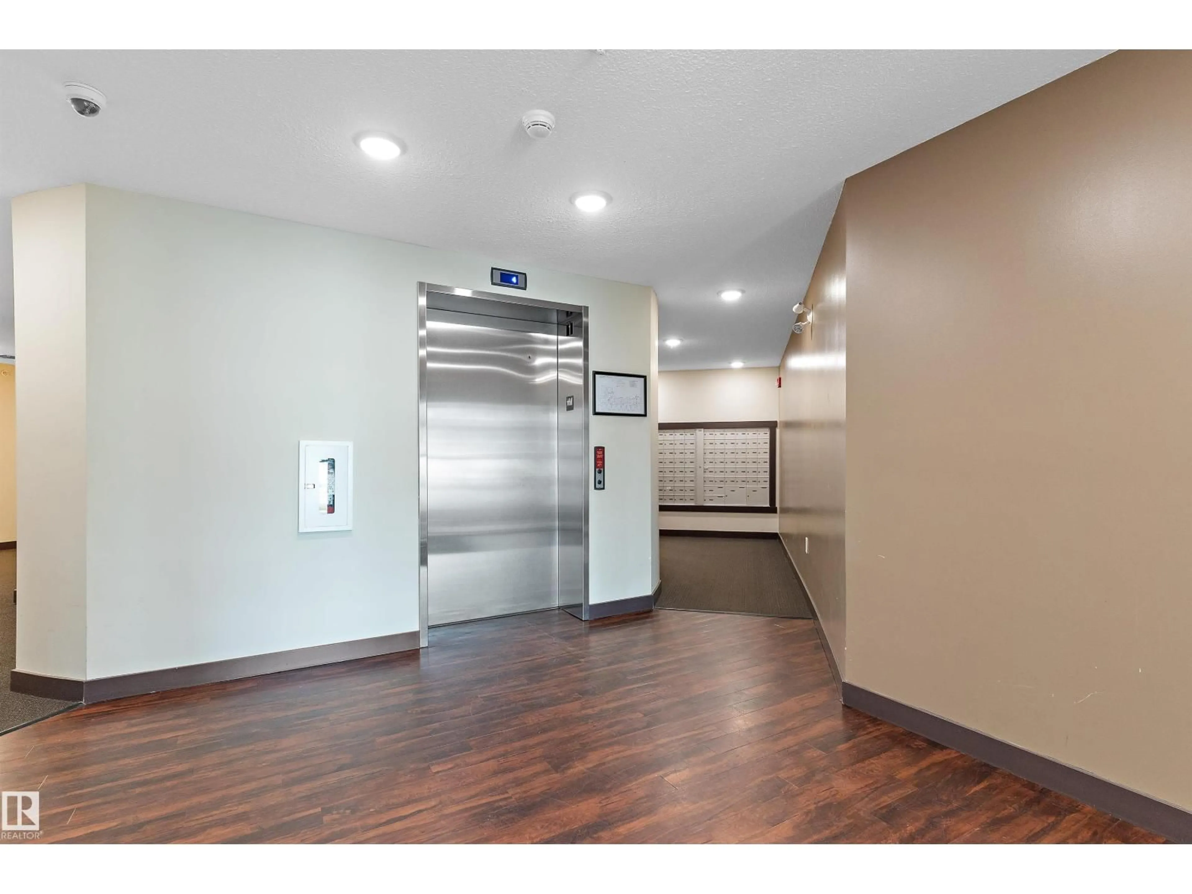 Indoor foyer for #305 - 3670 139 AV, Edmonton Alberta T5Y3N5