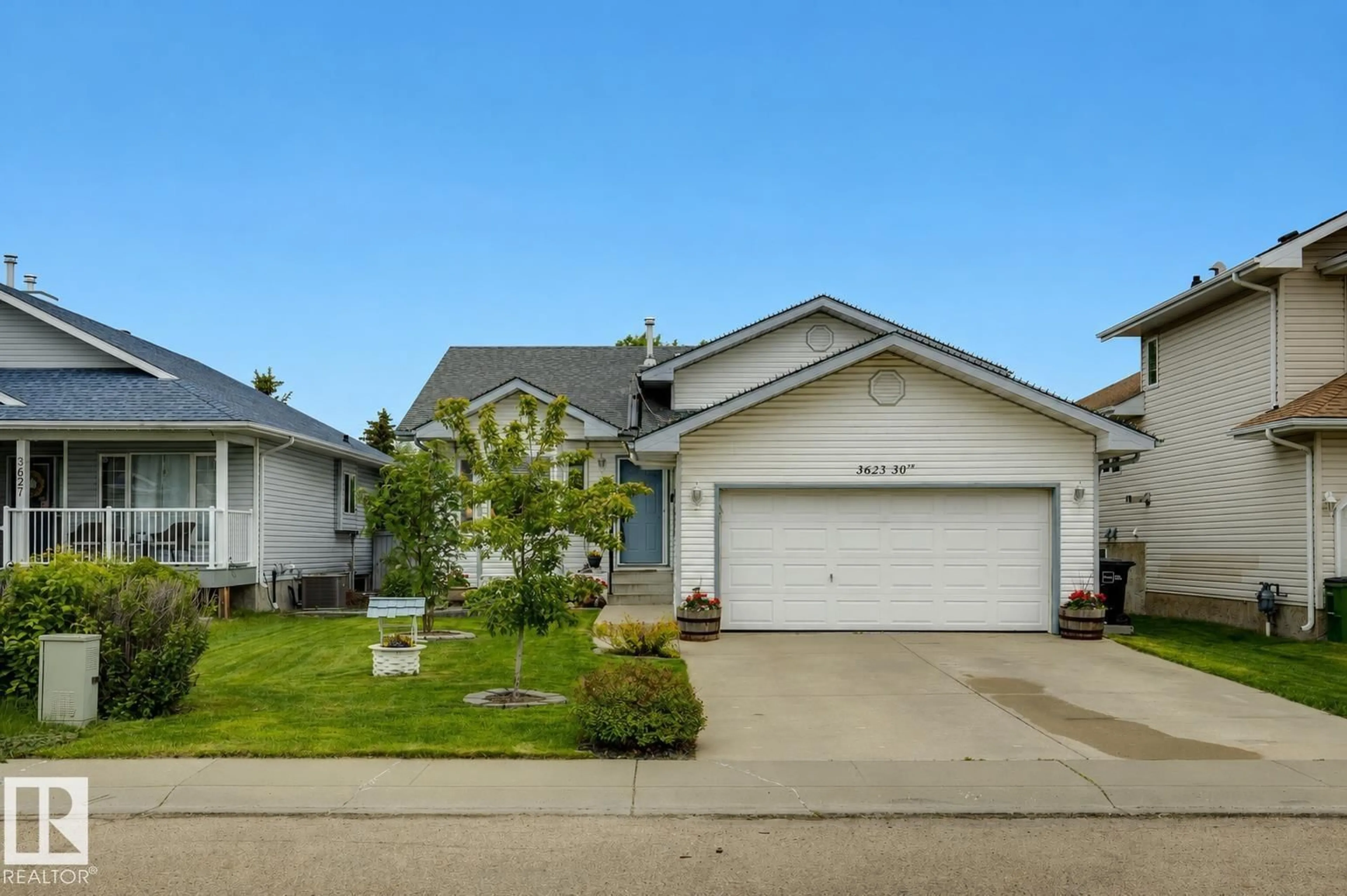 Home with vinyl exterior material, street for 3623 30 ST, Edmonton Alberta T6T1K3