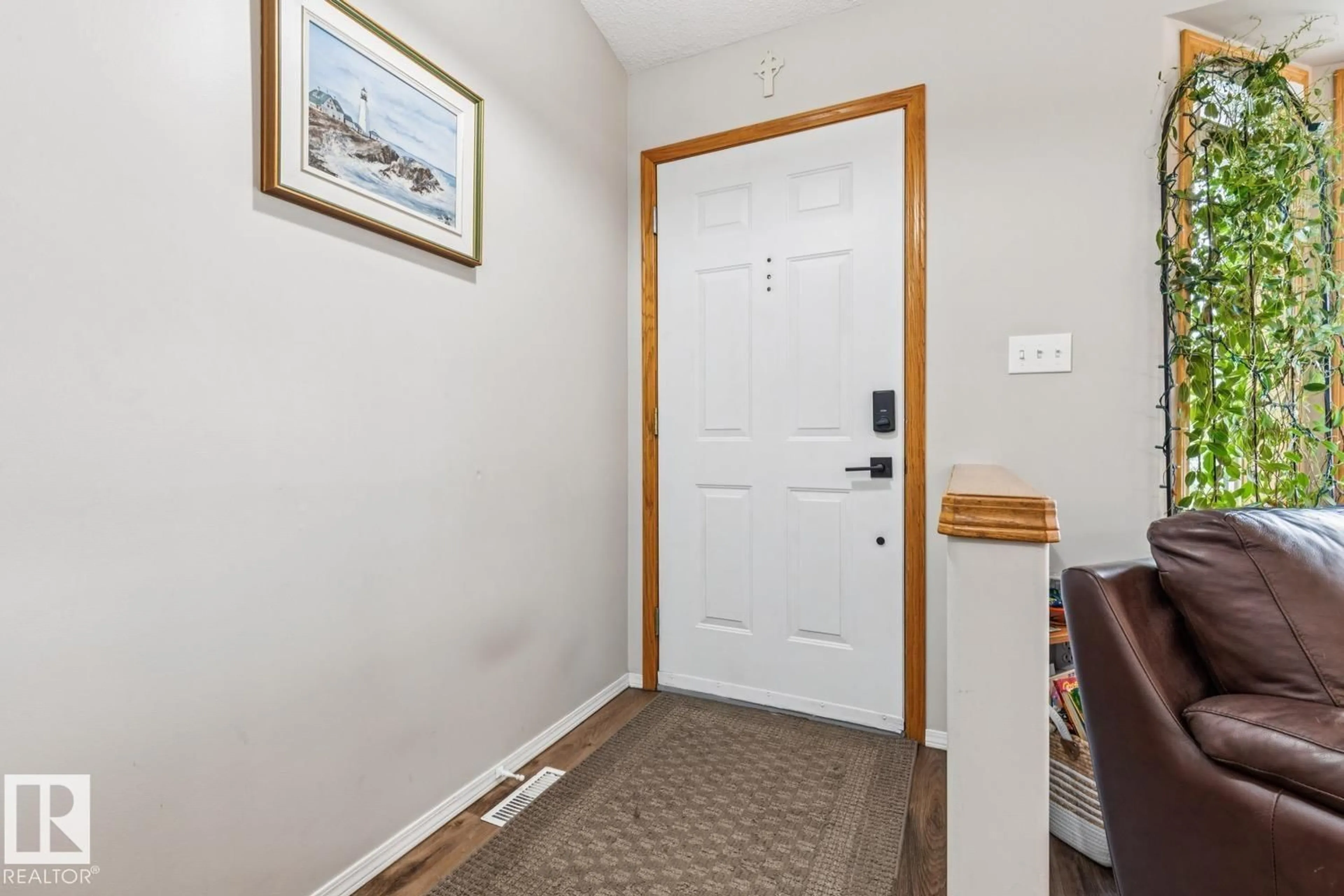 Indoor entryway for 3623 30 ST, Edmonton Alberta T6T1K3
