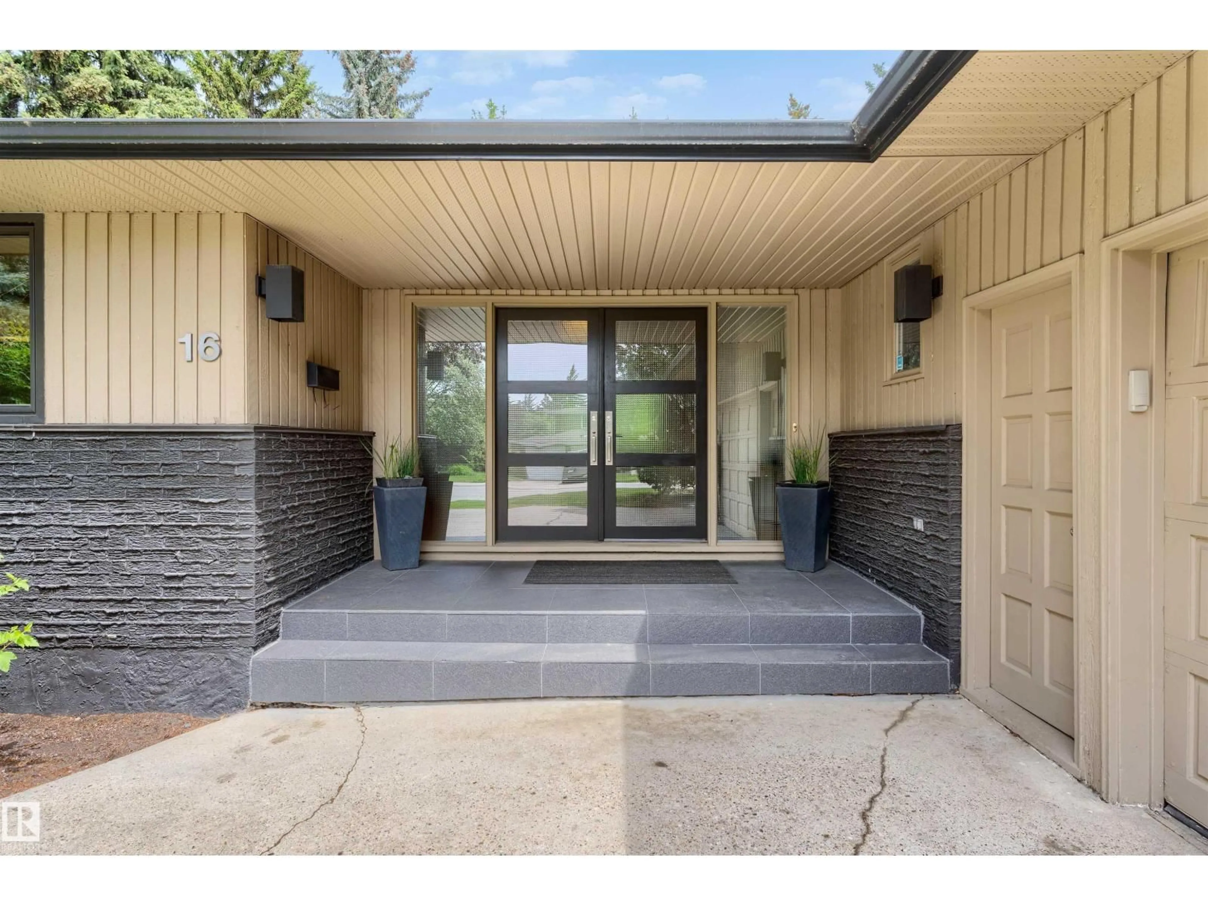Indoor entryway for 16 QUESNELL RD, Edmonton Alberta T5R5N2