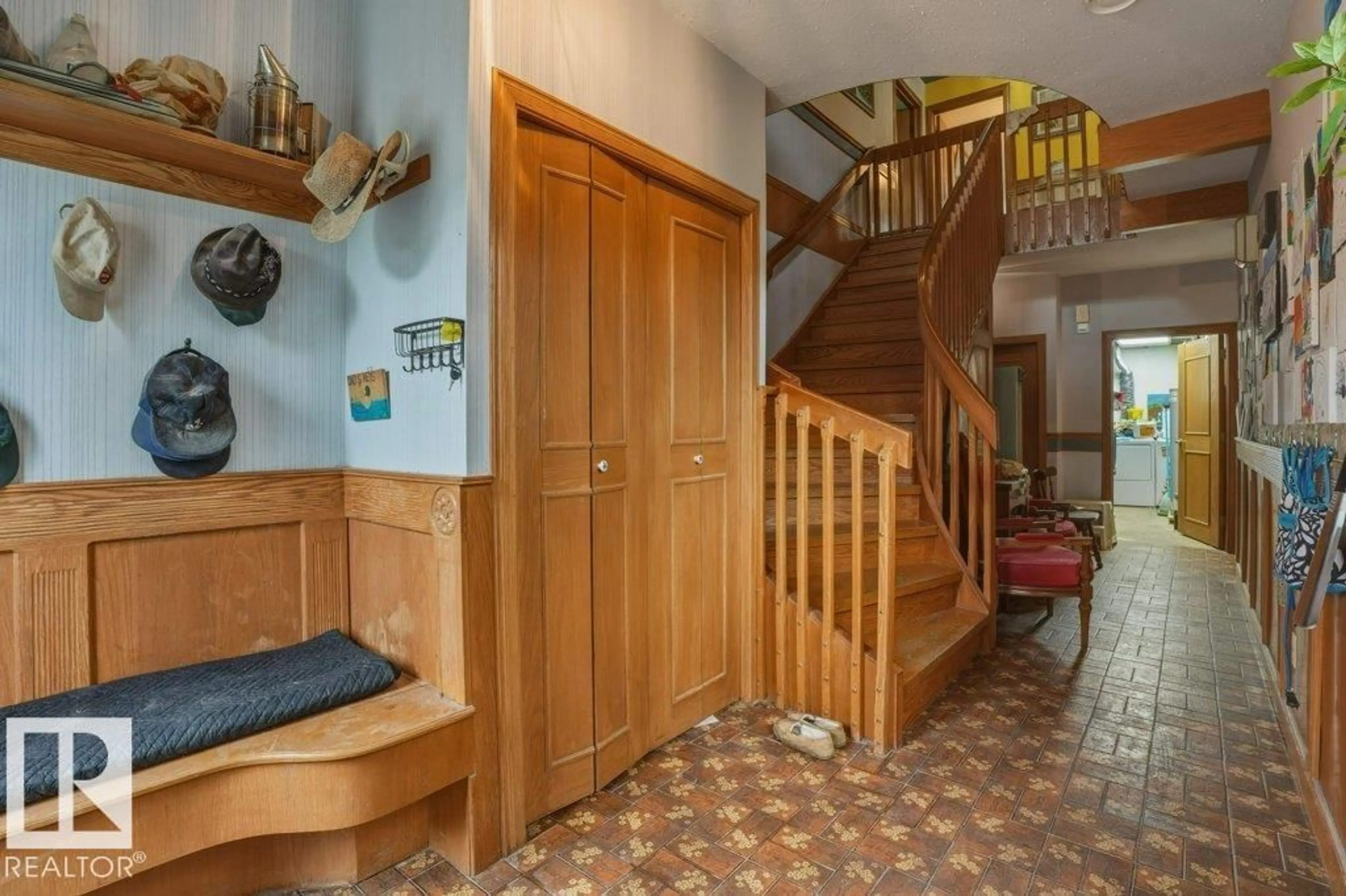 Indoor foyer for 54056 RGE ROAD 211, Rural Strathcona County Alberta T8G2A3