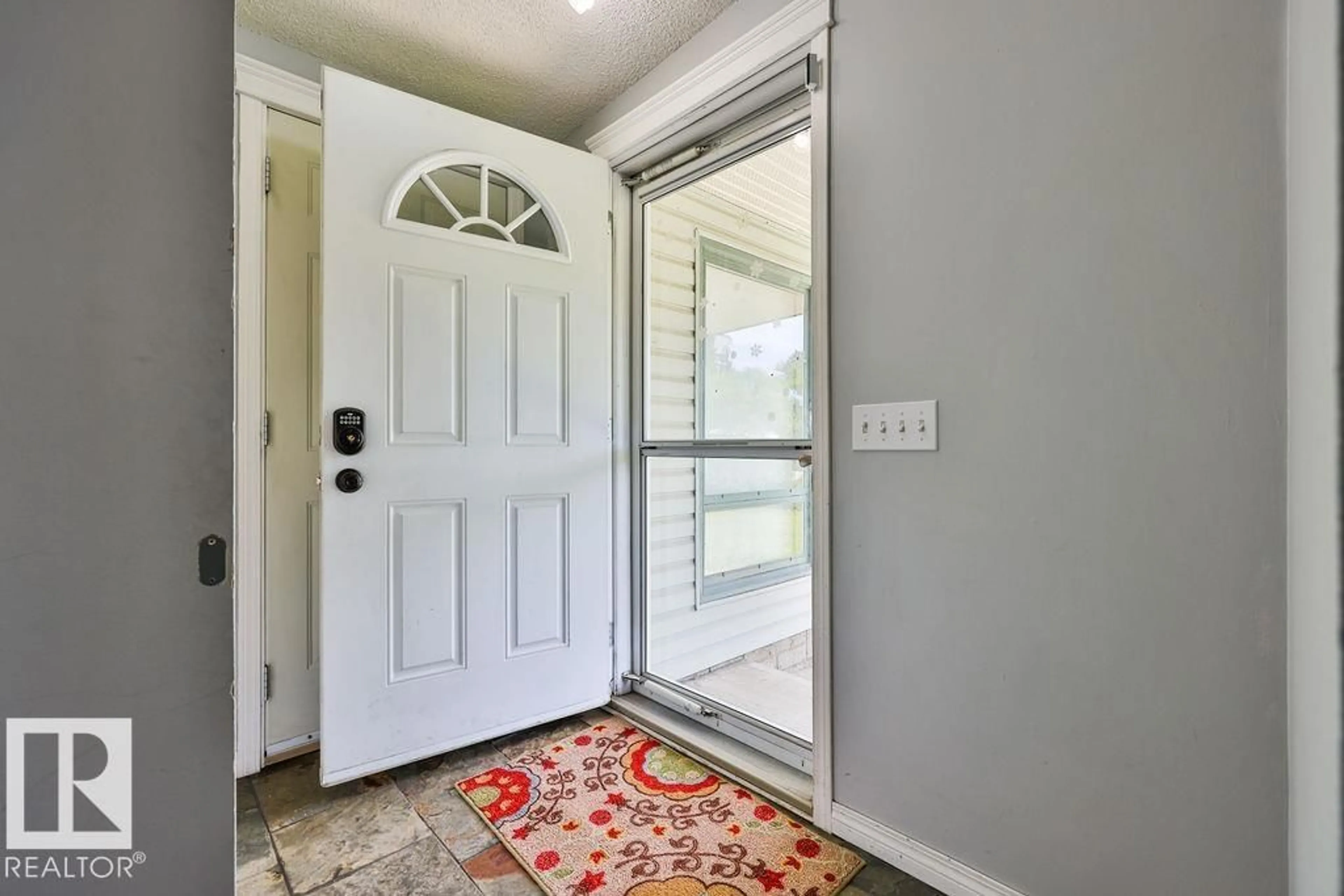 Indoor entryway for 91 MAIN BV, Sherwood Park Alberta T8H2H1