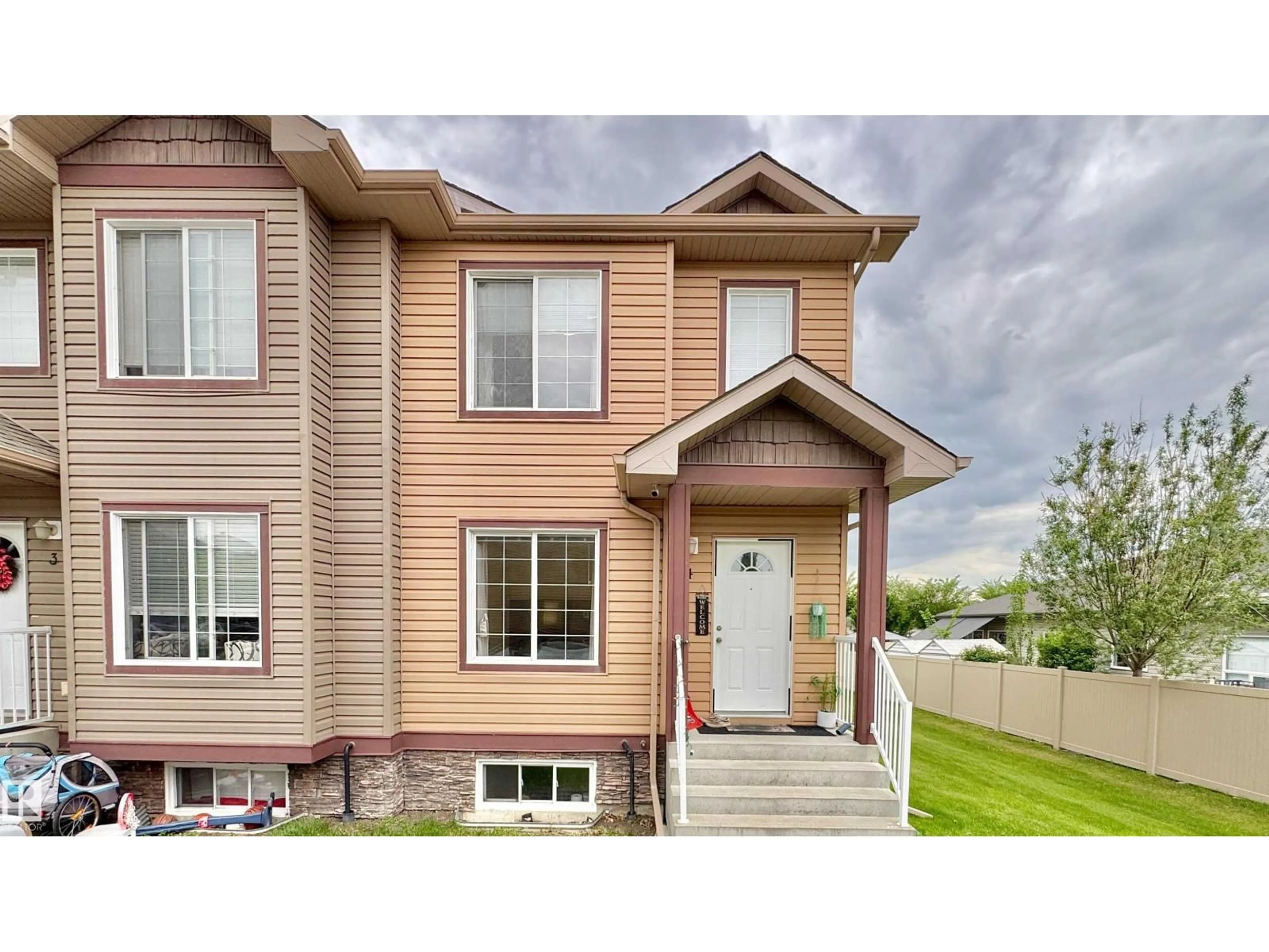 Home with vinyl exterior material, street for 320 SPRUCE RIDGE RD, Spruce Grove Alberta T7X0H5