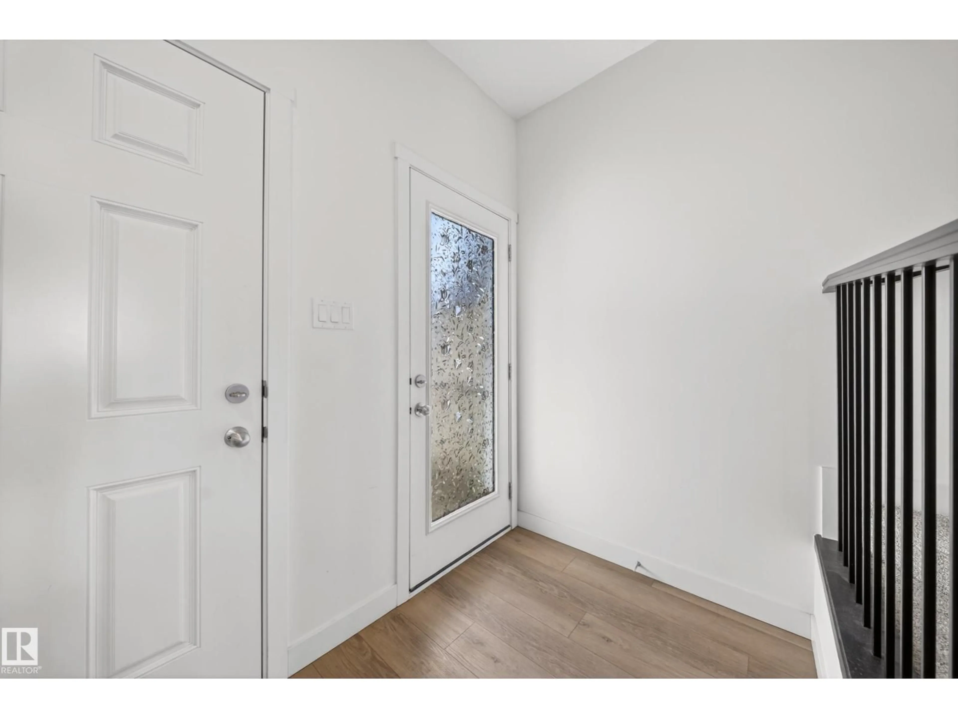 Indoor entryway for 1684 12 ST, Edmonton Alberta T6T4N4