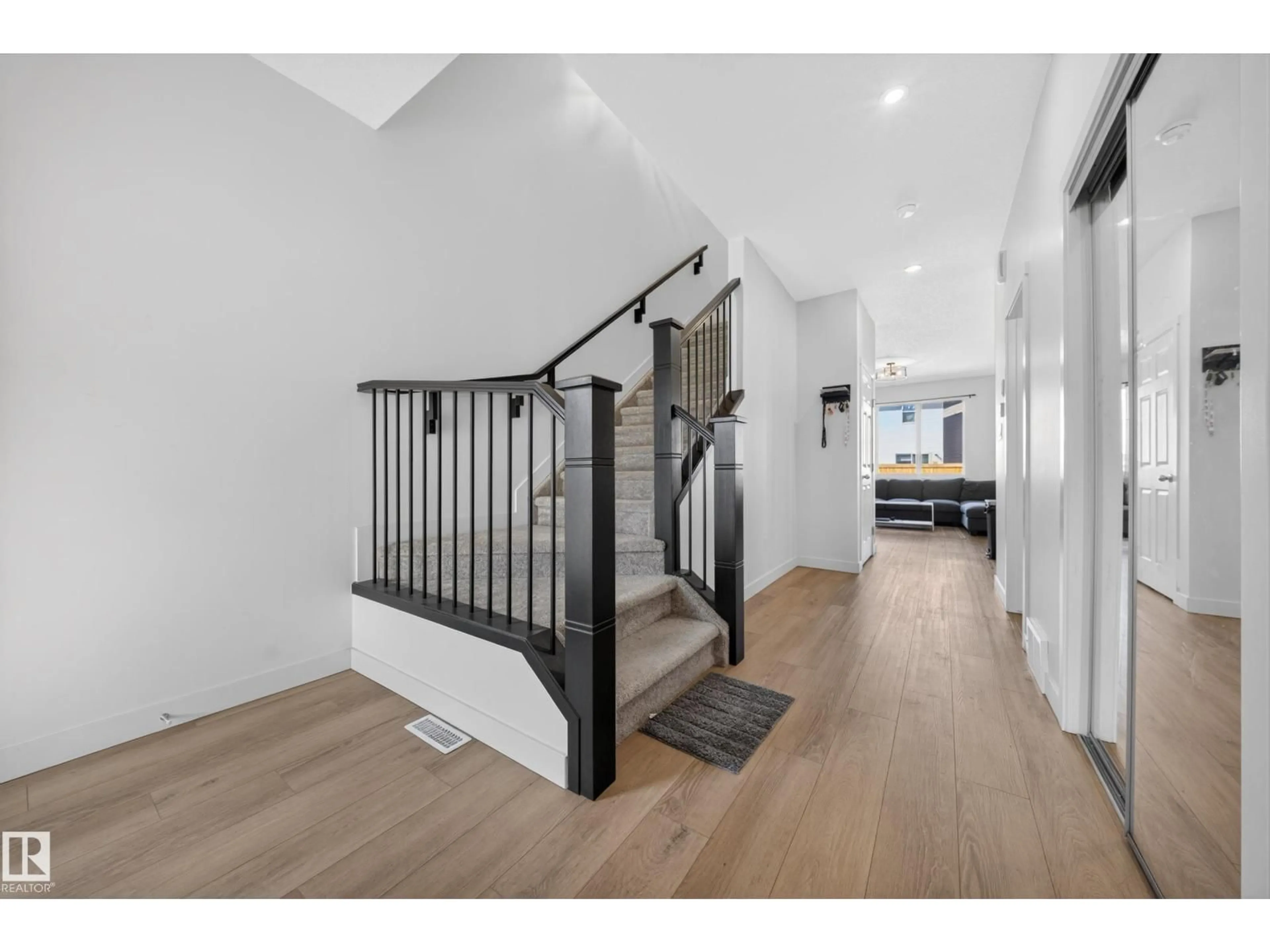 Indoor entryway for 1684 12 ST, Edmonton Alberta T6T4N4