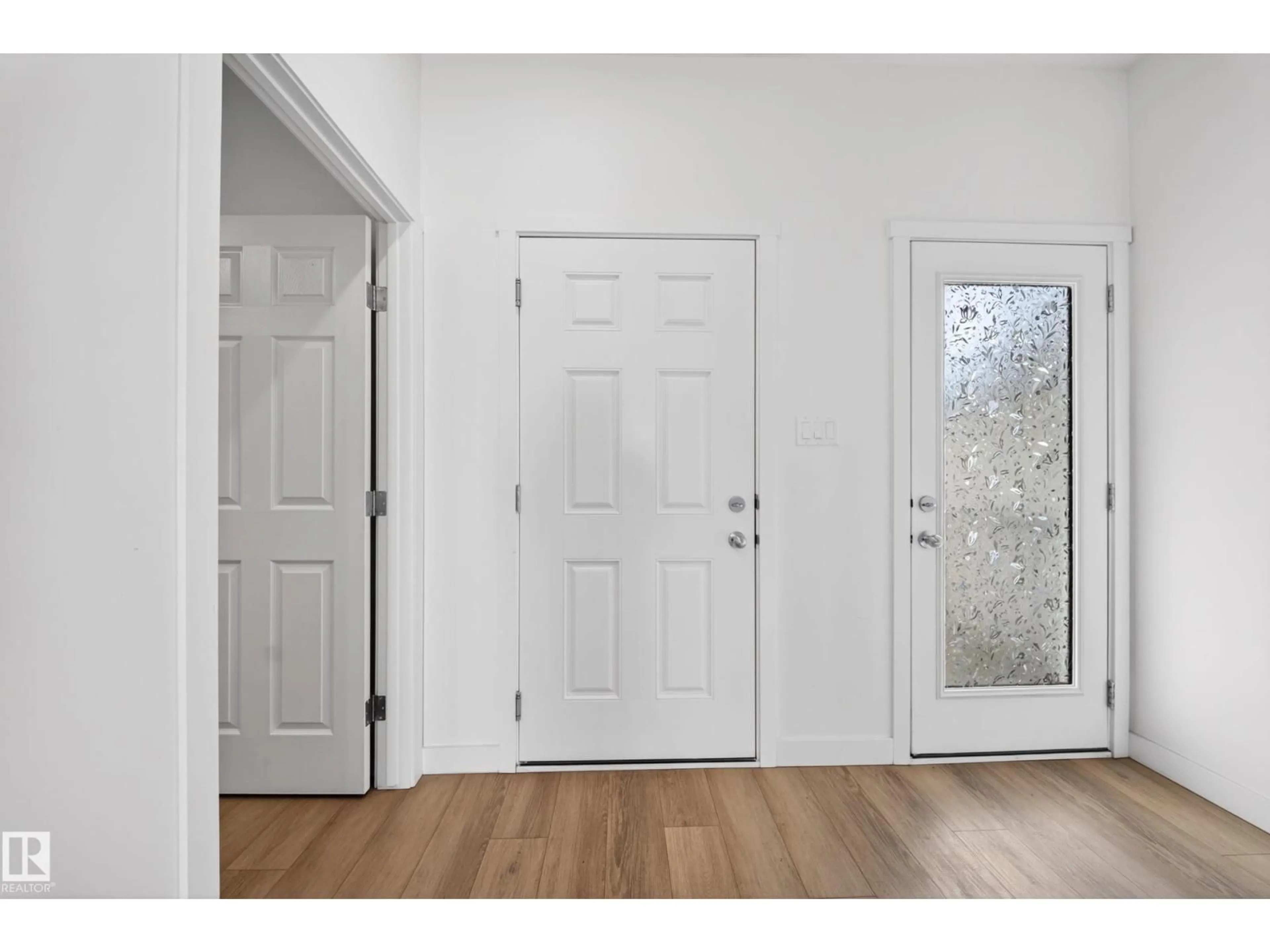 Indoor entryway for 1684 12 ST, Edmonton Alberta T6T4N4