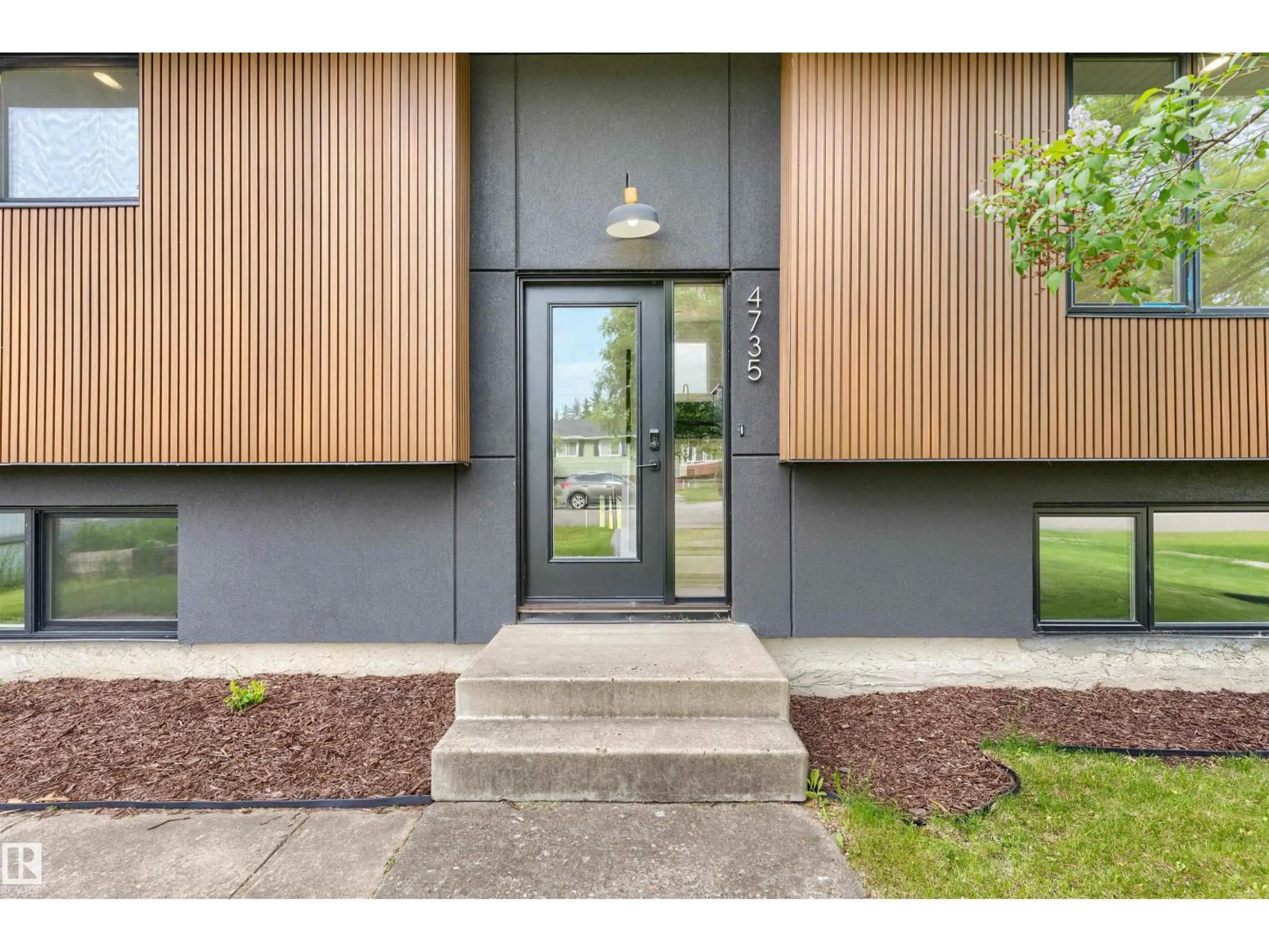Indoor entryway for 4735 49 A ST, Bon Accord Alberta T0A0K0