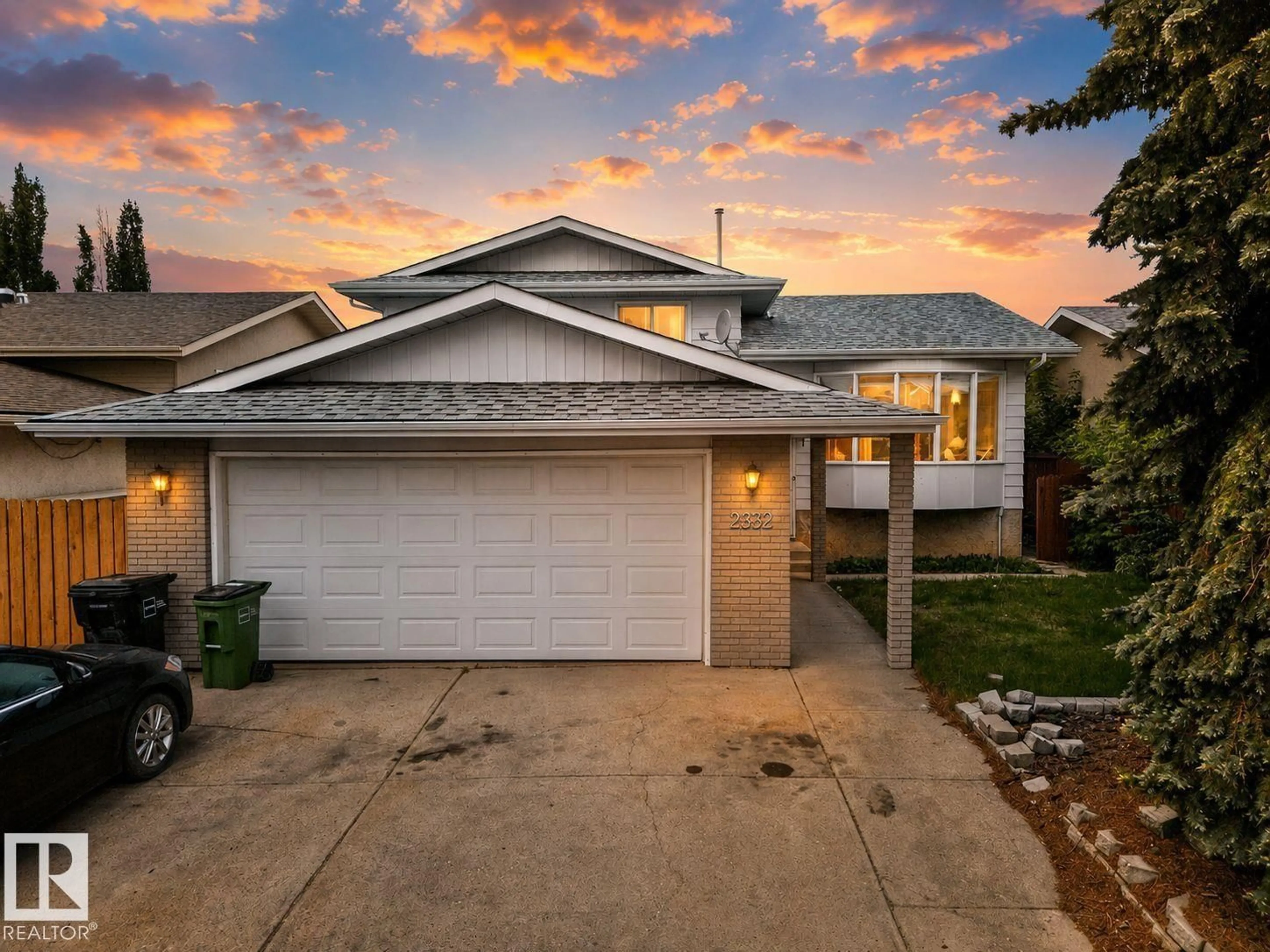 Home with vinyl exterior material, street for 2832 35 ST, Edmonton Alberta T6L3Y4