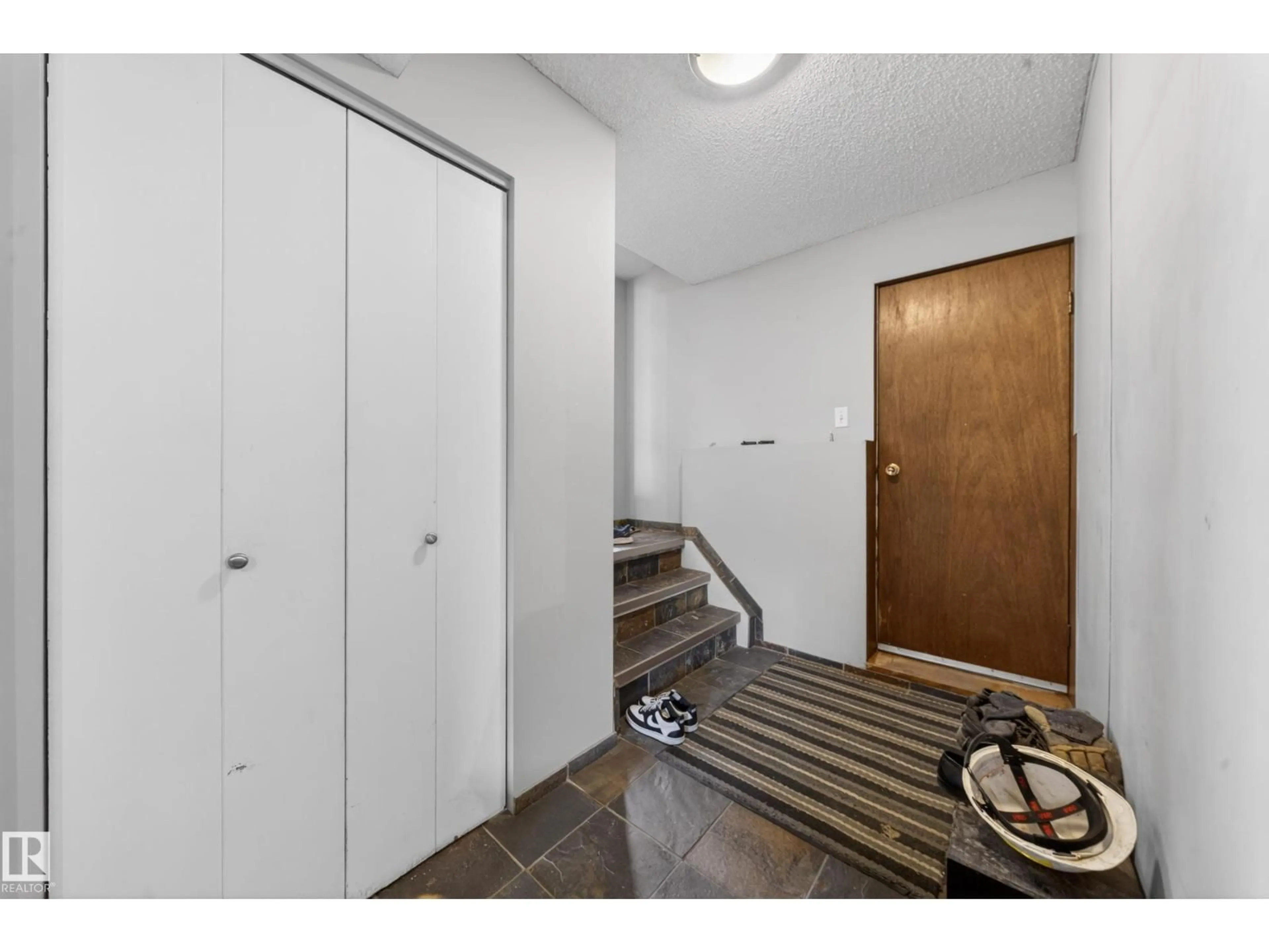 Indoor entryway for 2832 35 ST, Edmonton Alberta T6L3Y4