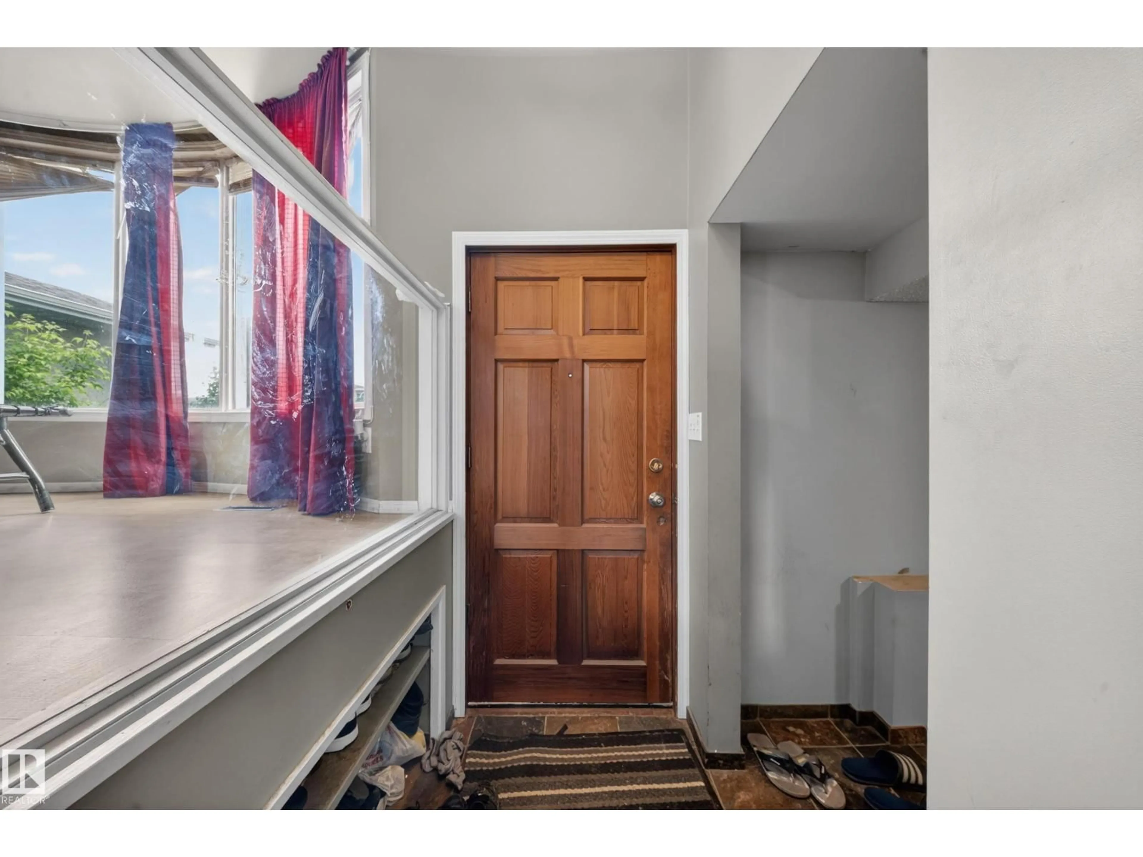 Indoor entryway for 2832 35 ST, Edmonton Alberta T6L3Y4
