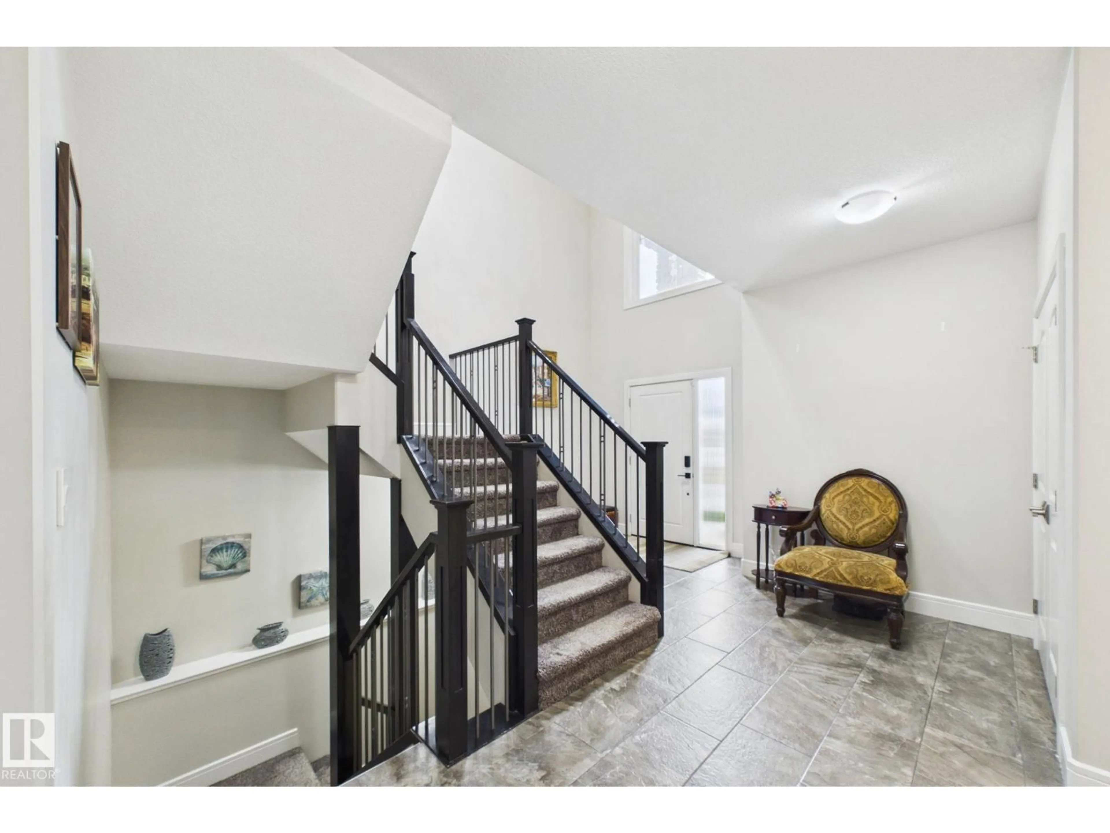 Indoor foyer for 48 LUNDBERG CR, Red Deer Alberta T4R0R2