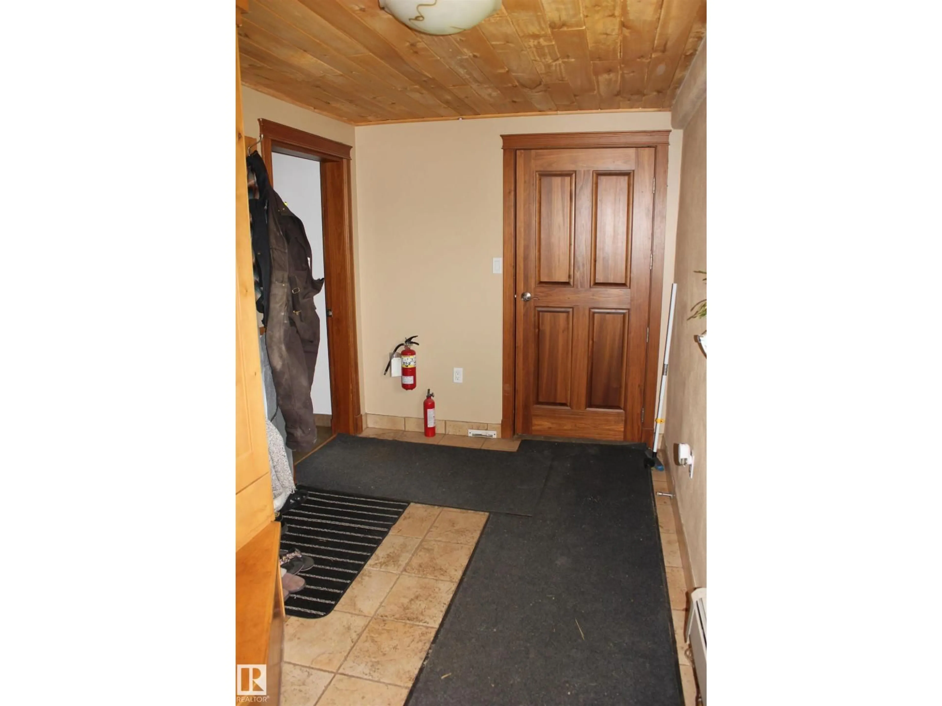 Indoor entryway for 55419 RR 73, Rural St. Paul County Alberta T0A1A0