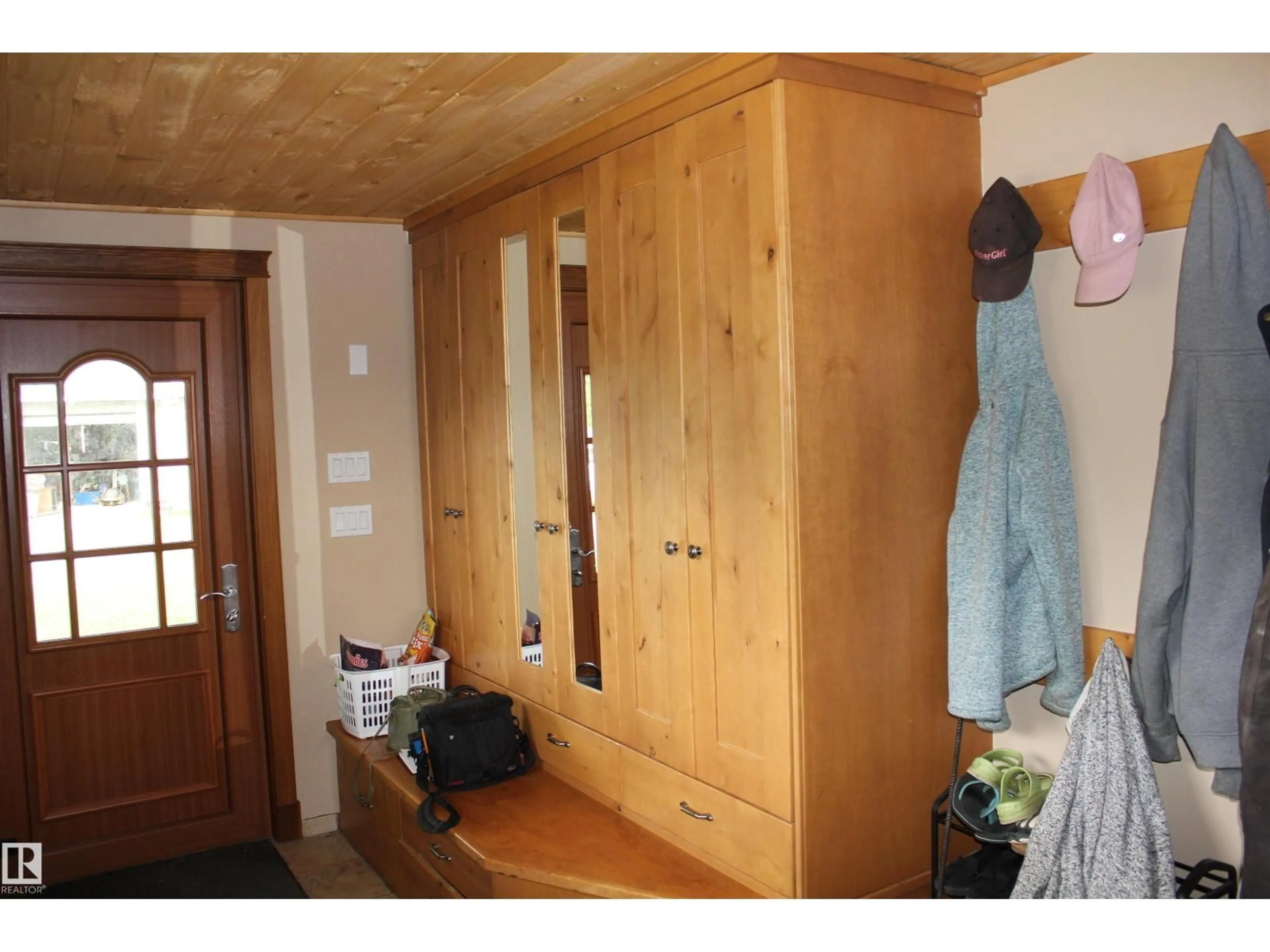 Indoor entryway for 55419 RR 73, Rural St. Paul County Alberta T0A1A0