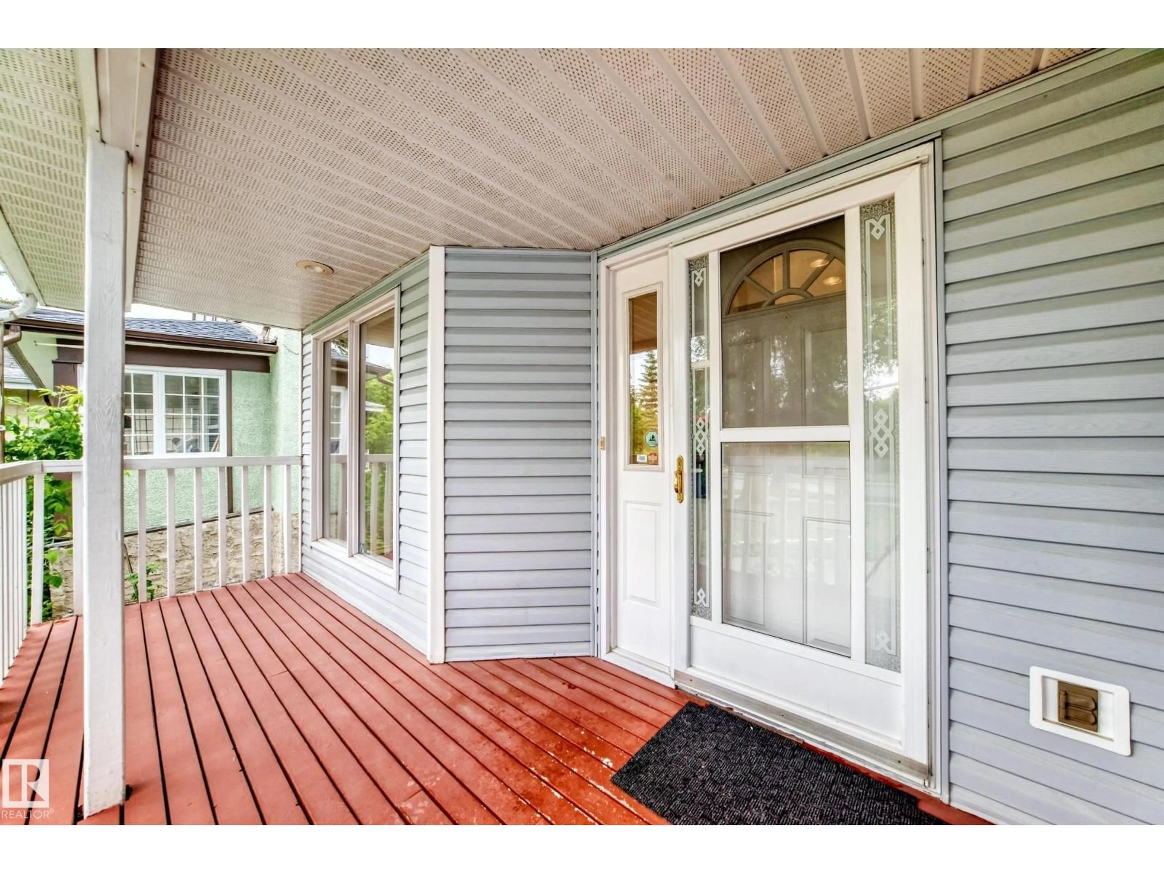 Indoor entryway for 9130 77 AV, Edmonton Alberta T6C0M2