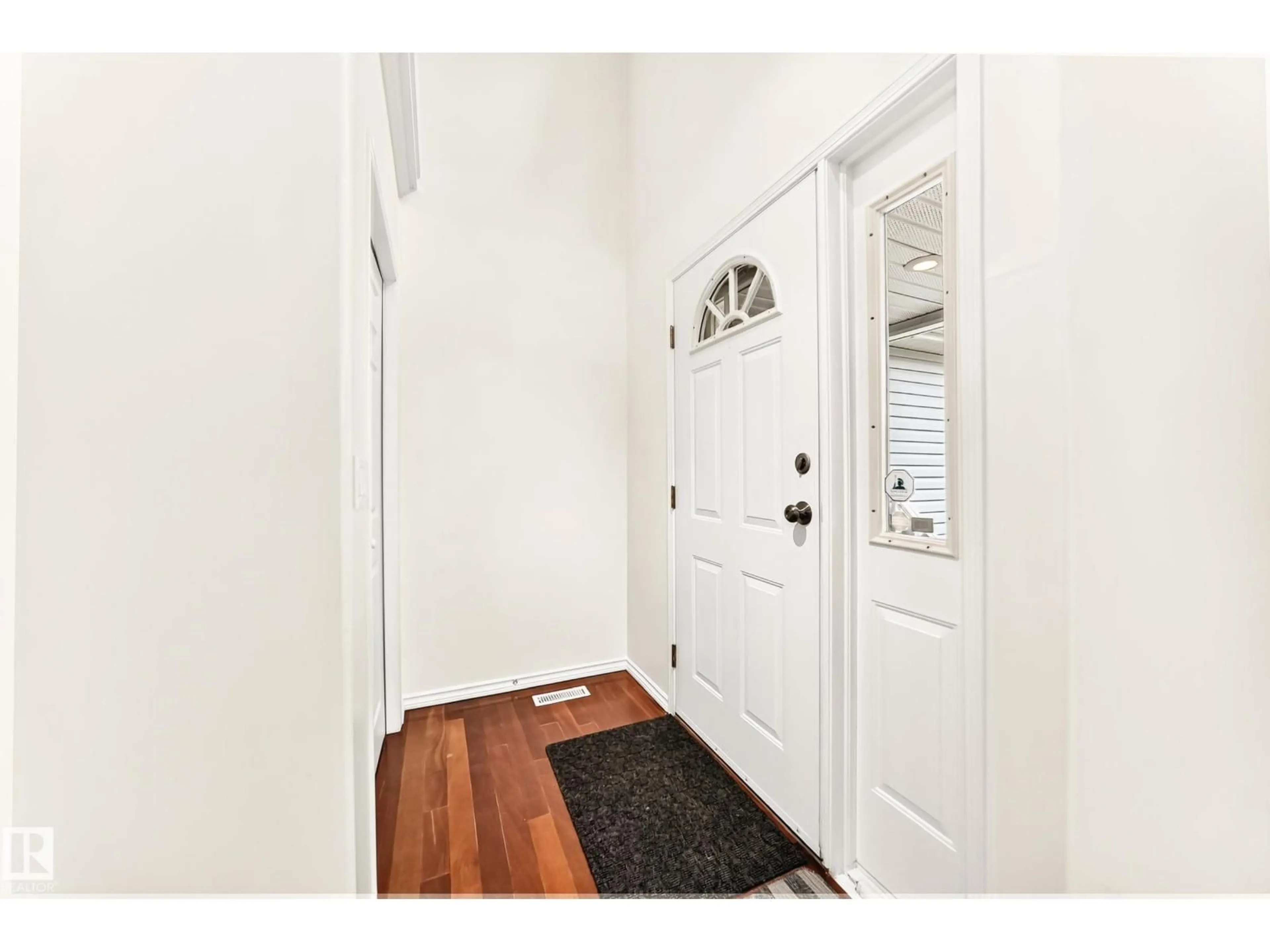Indoor entryway for 9130 77 AV, Edmonton Alberta T6C0M2