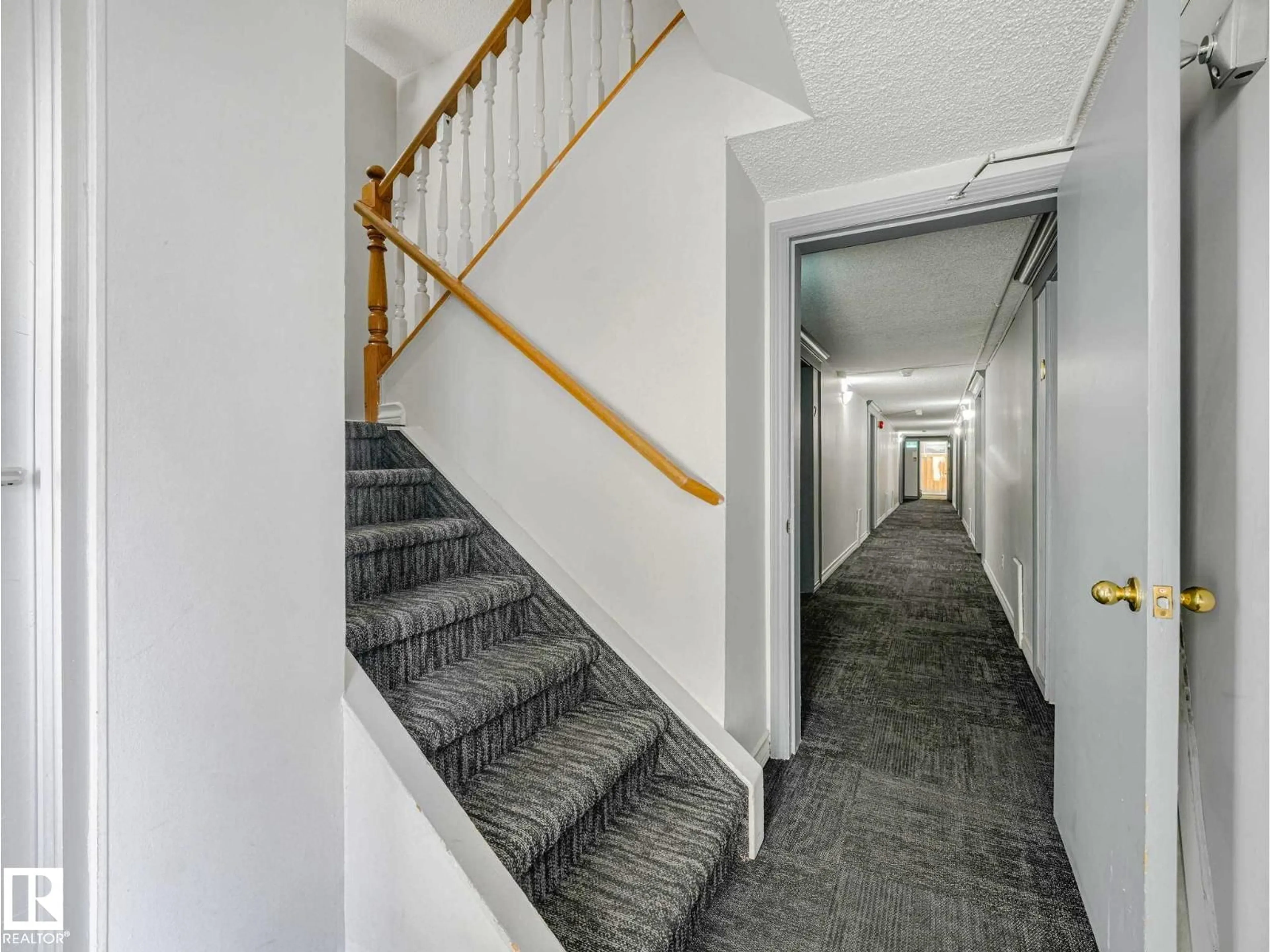 Stairs for 17 10324 119 ST NW, Edmonton Alberta T5K1Z6