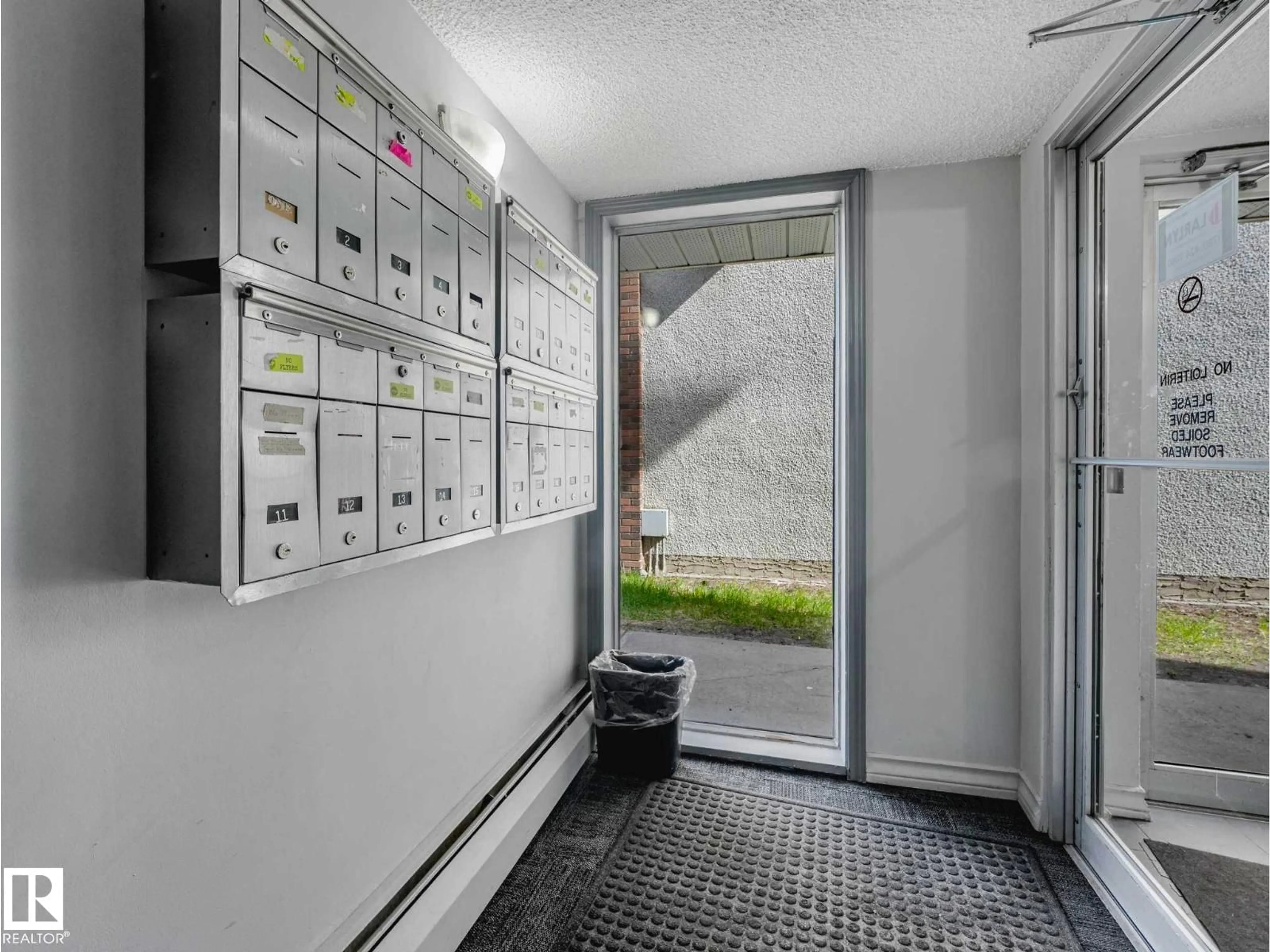 Indoor foyer for 17 10324 119 ST NW, Edmonton Alberta T5K1Z6