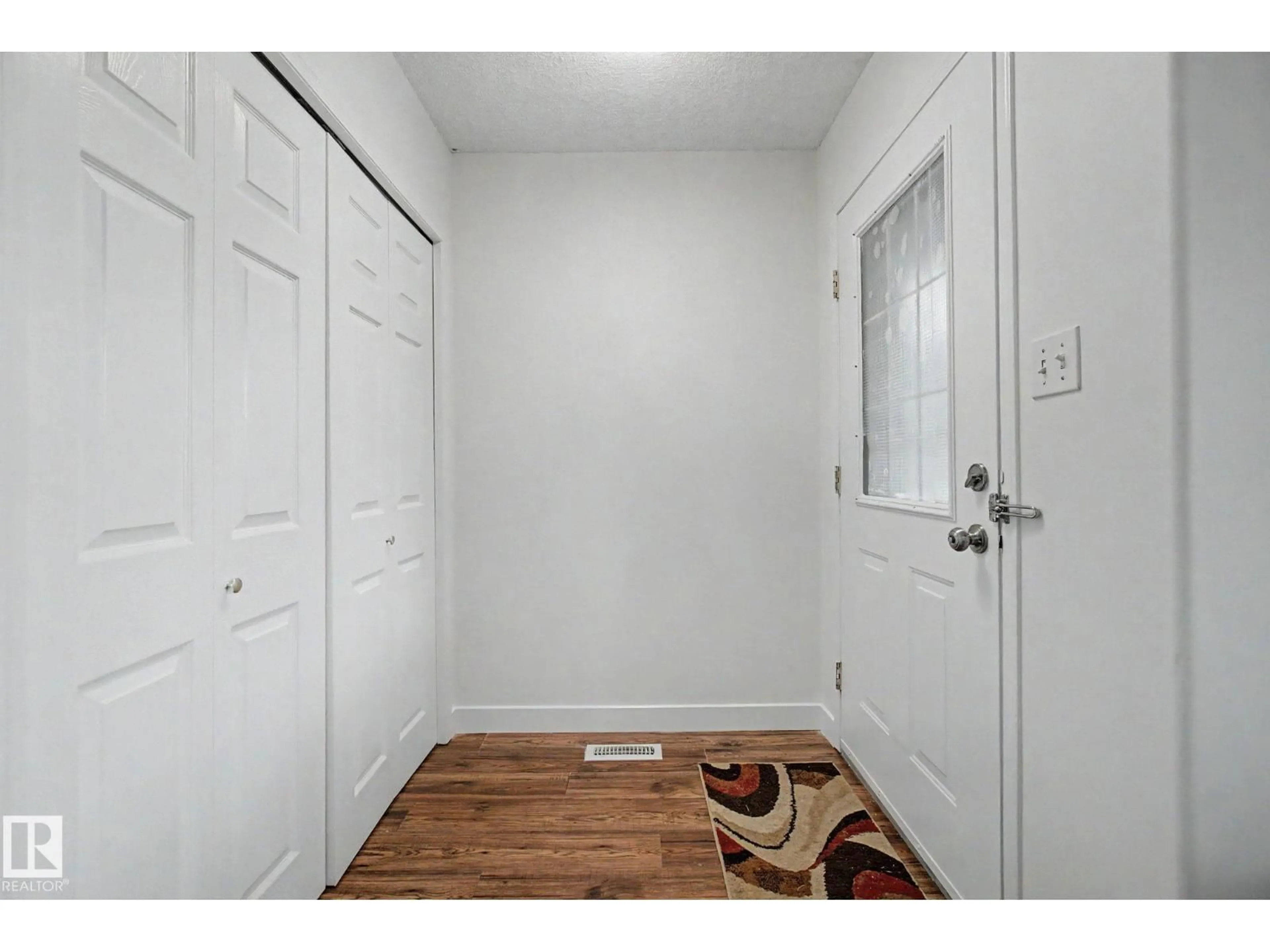 Indoor entryway for NW - 710 GLENWRIGHT CO, Edmonton Alberta T5T6K5