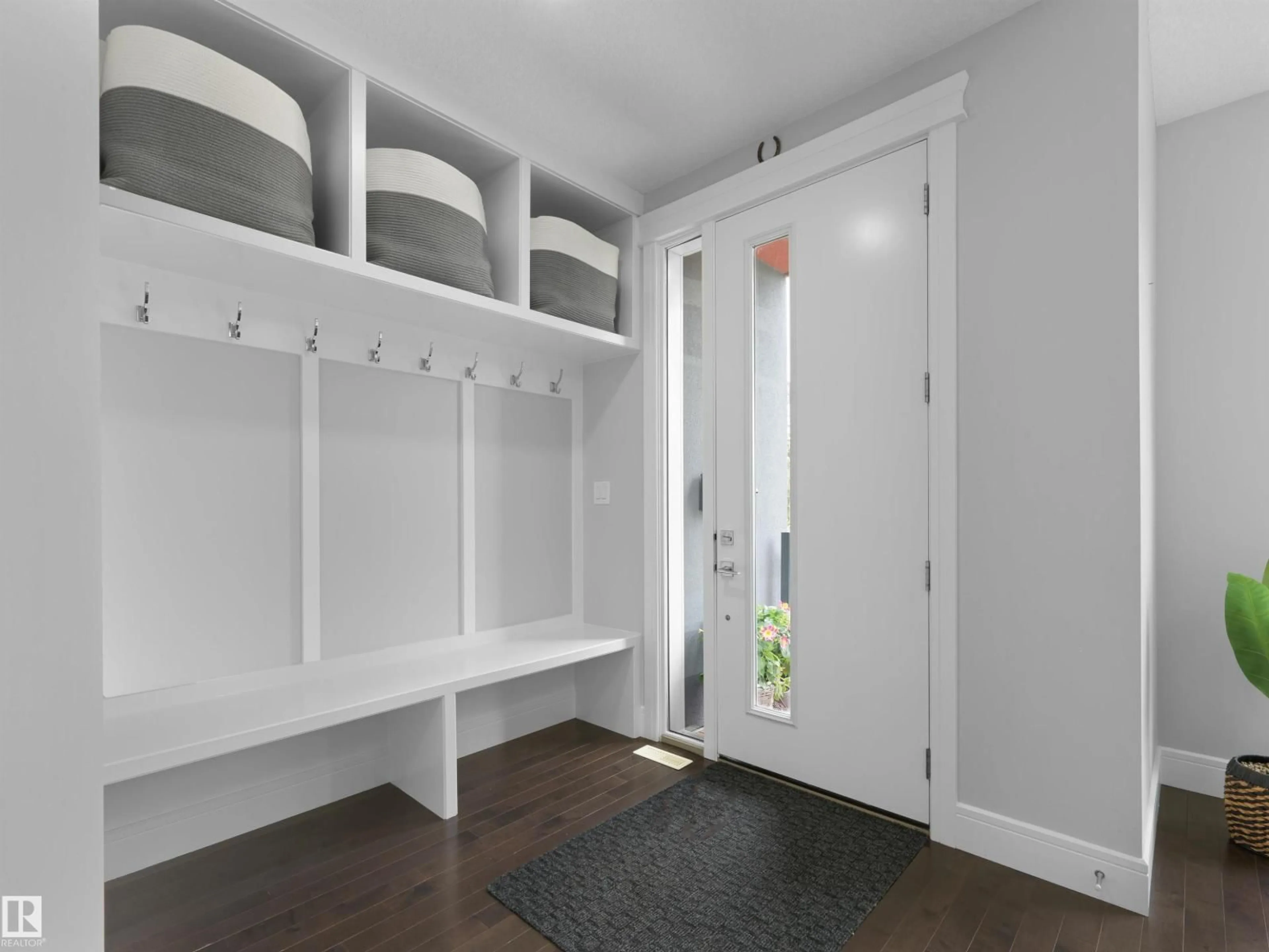Indoor entryway for 9313 152 ST, Edmonton Alberta T5R1M8
