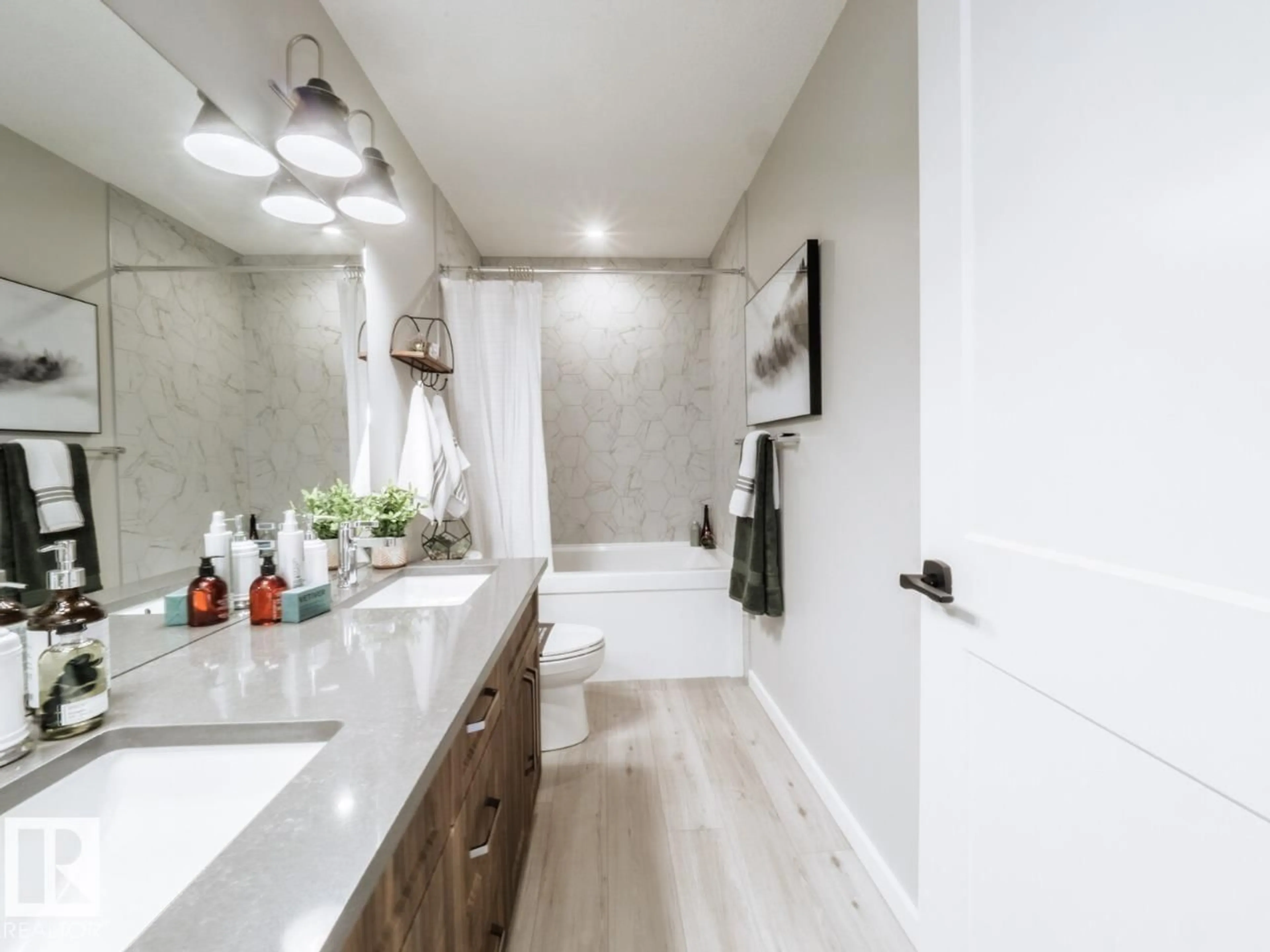 Unknown for 2720 6 AV SW, Edmonton Alberta T6X1N8
