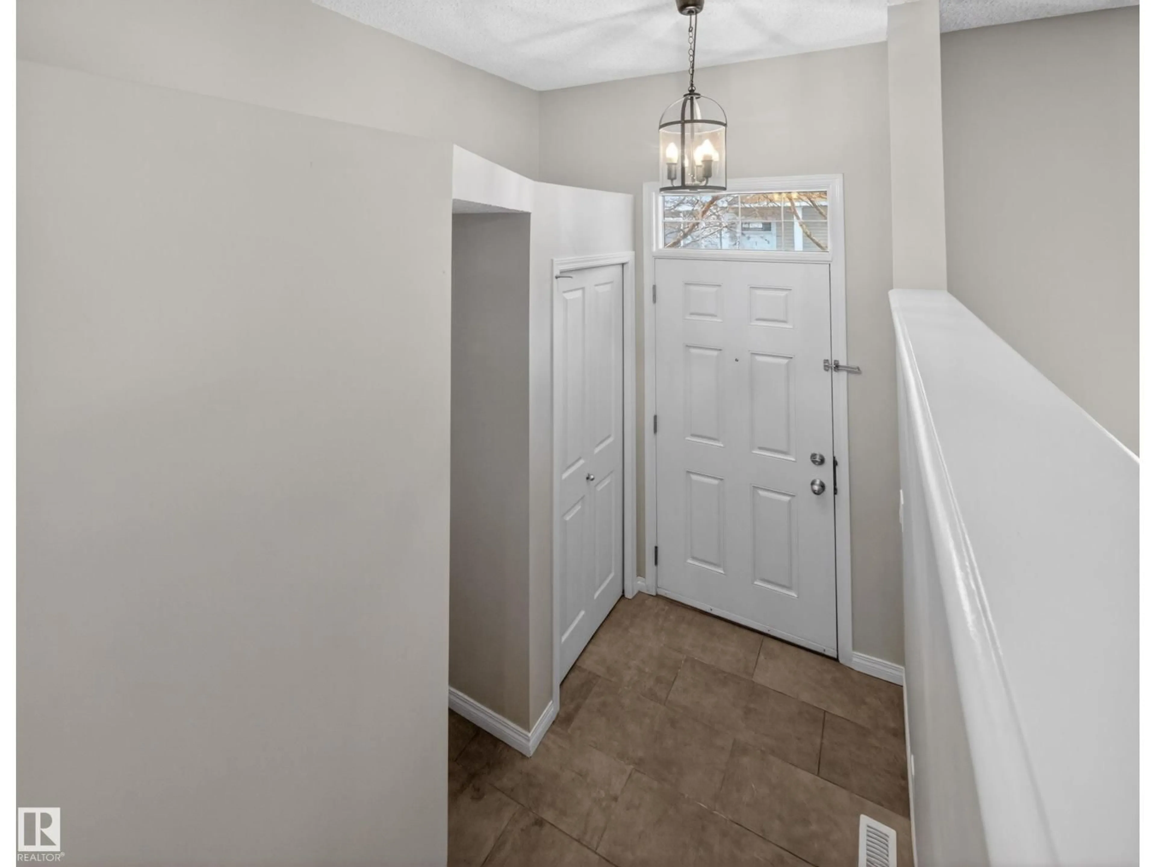 Indoor entryway for #31 - 1804 70 ST, Edmonton Alberta T6X0H4