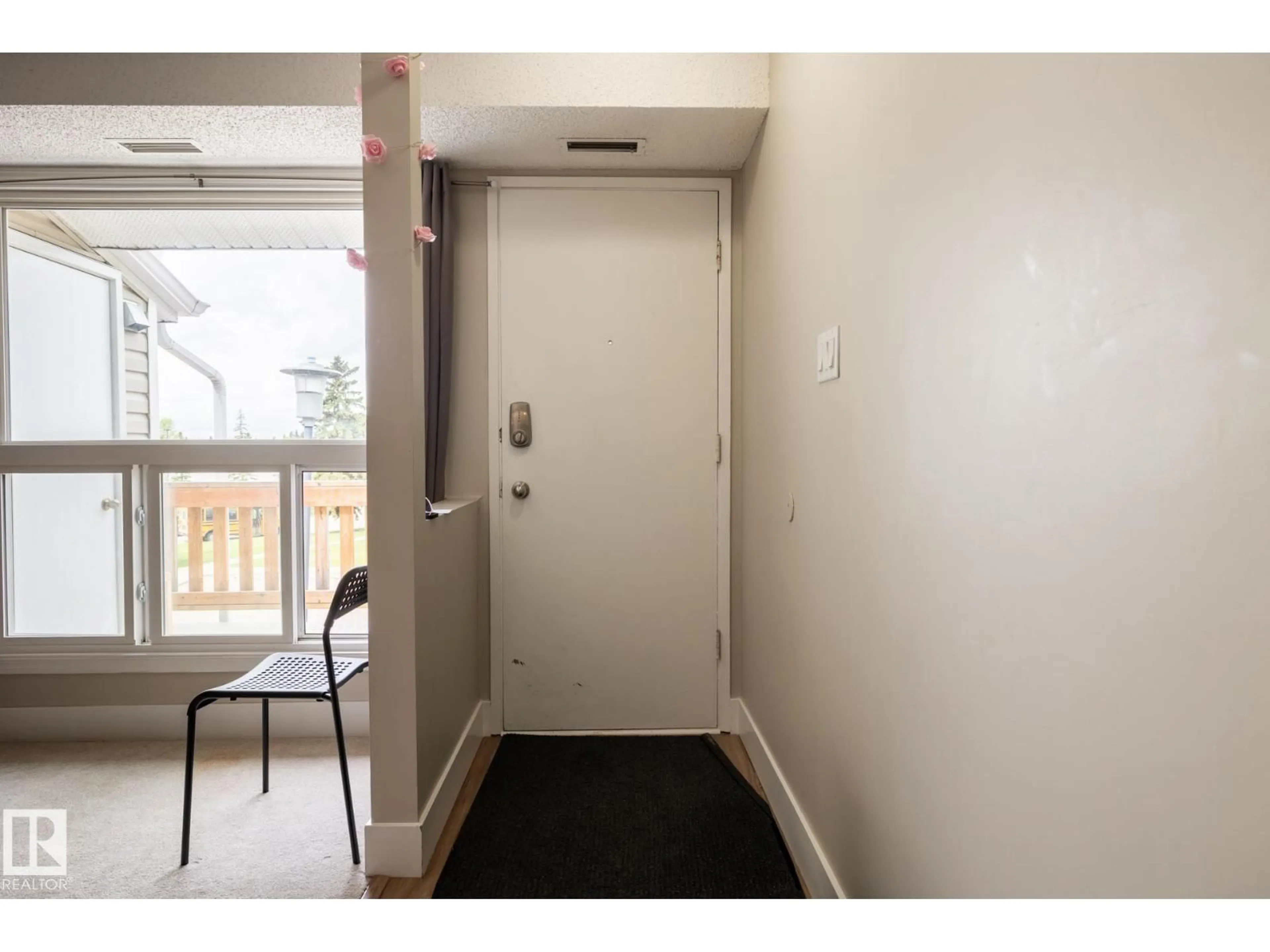 Indoor entryway for #8 - 2703 79 ST, Edmonton Alberta T6K3Z6