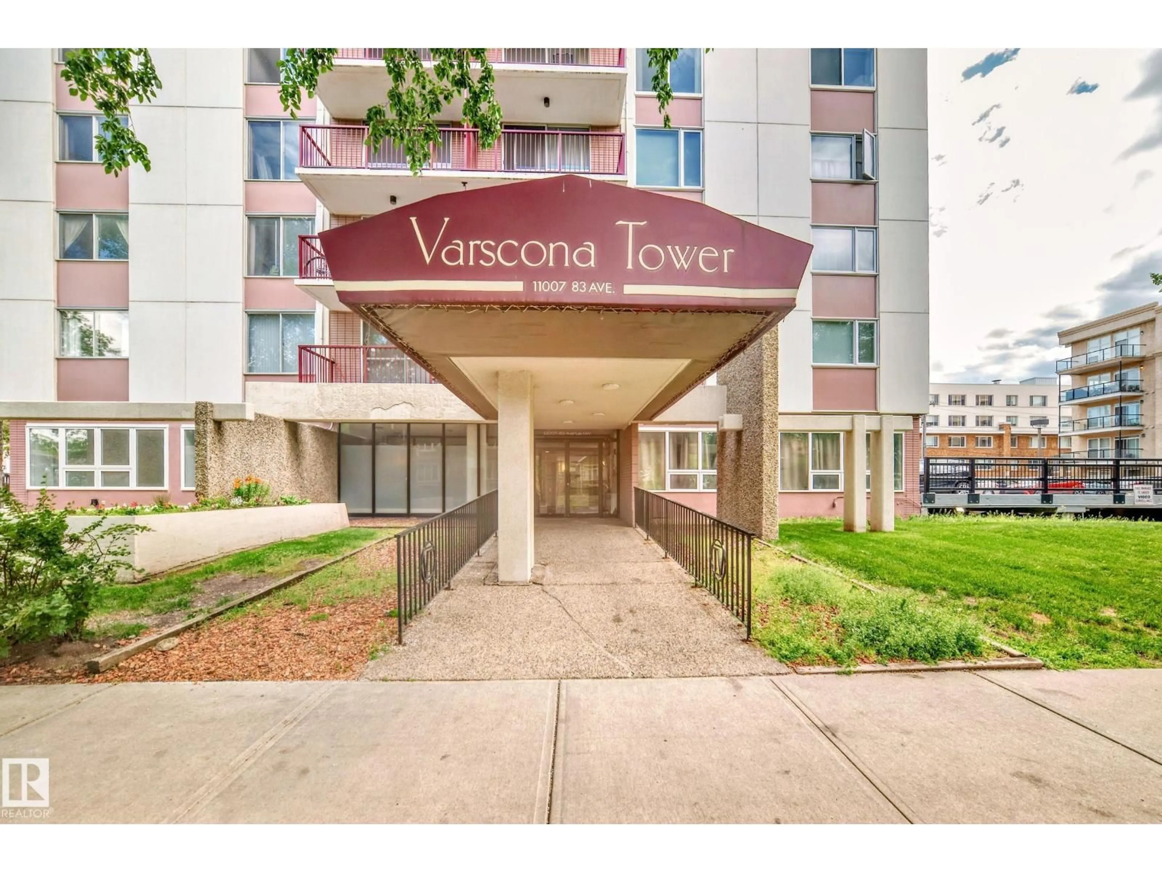 Indoor foyer for #401 - 11007 83 AV, Edmonton Alberta T6G0T9
