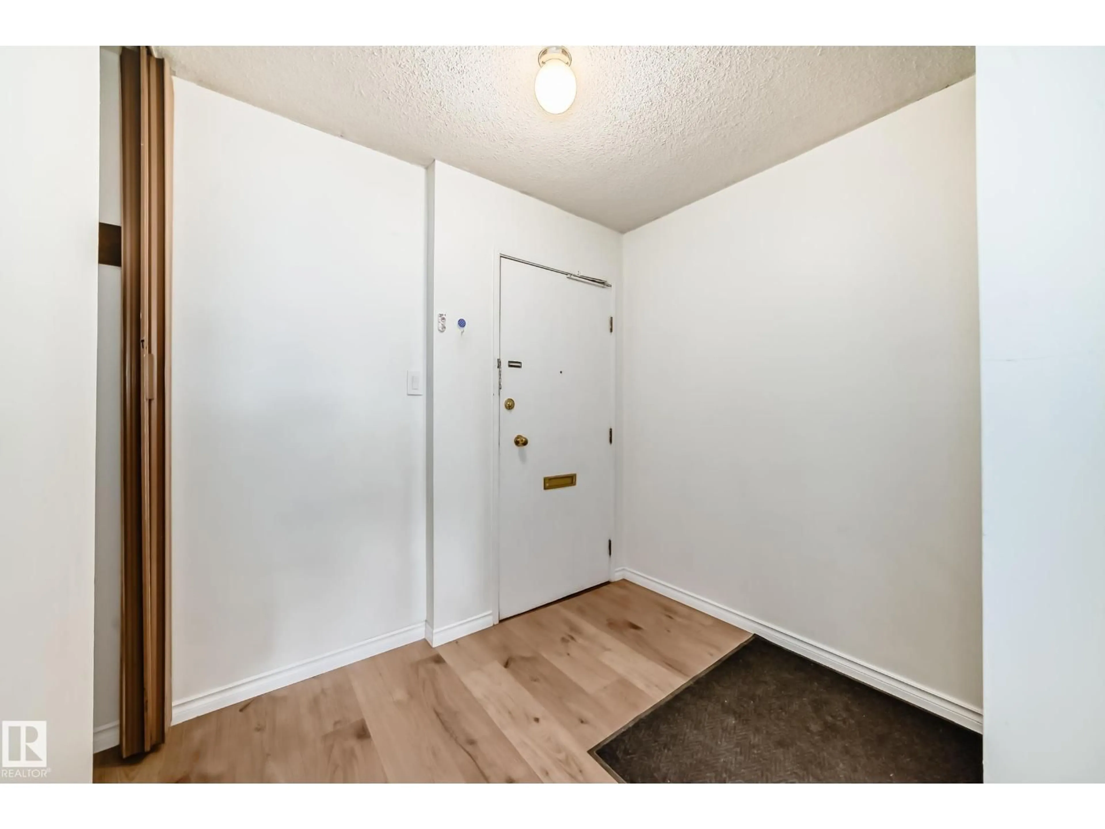 Indoor entryway for #401 - 11007 83 AV, Edmonton Alberta T6G0T9