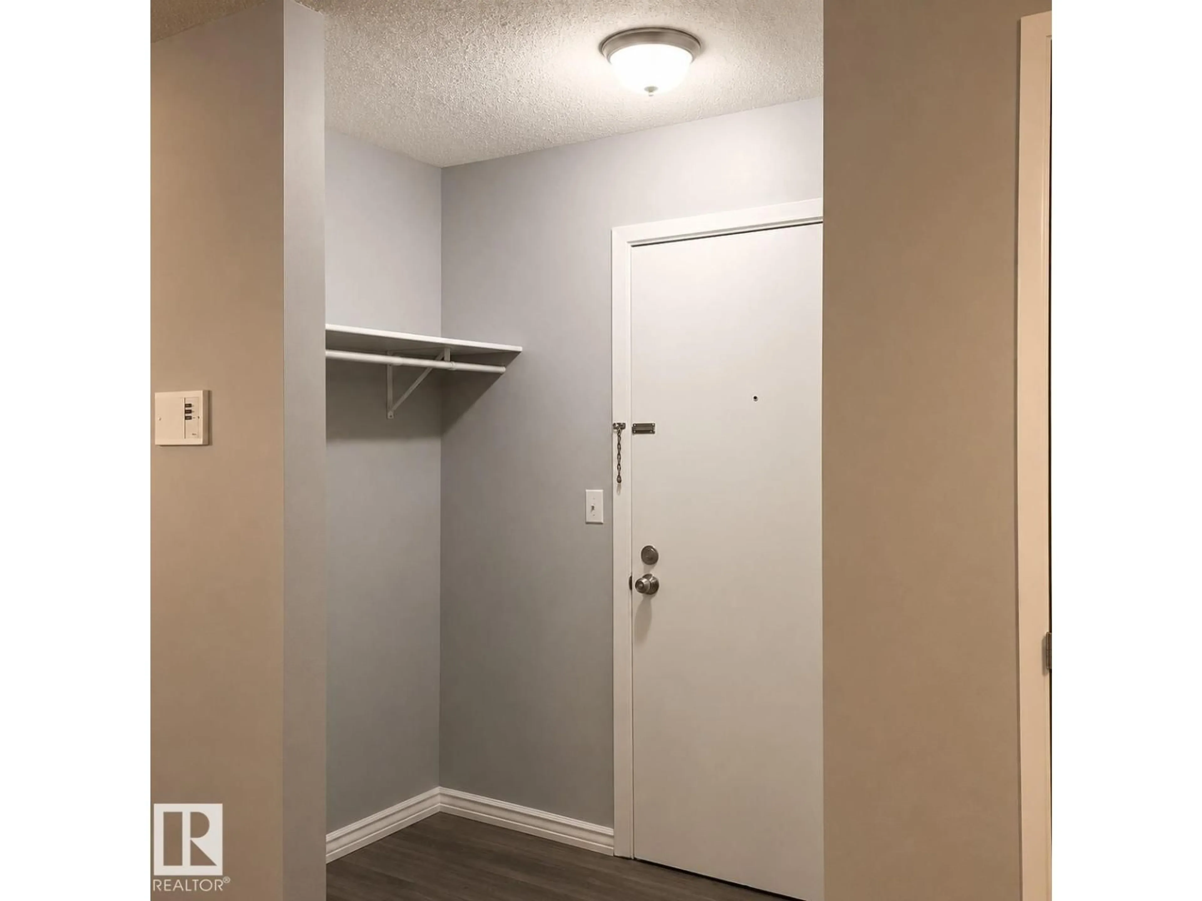 Indoor entryway for #102 - 340 WOODBRIDGE WY, Sherwood Park Alberta T8A4G3