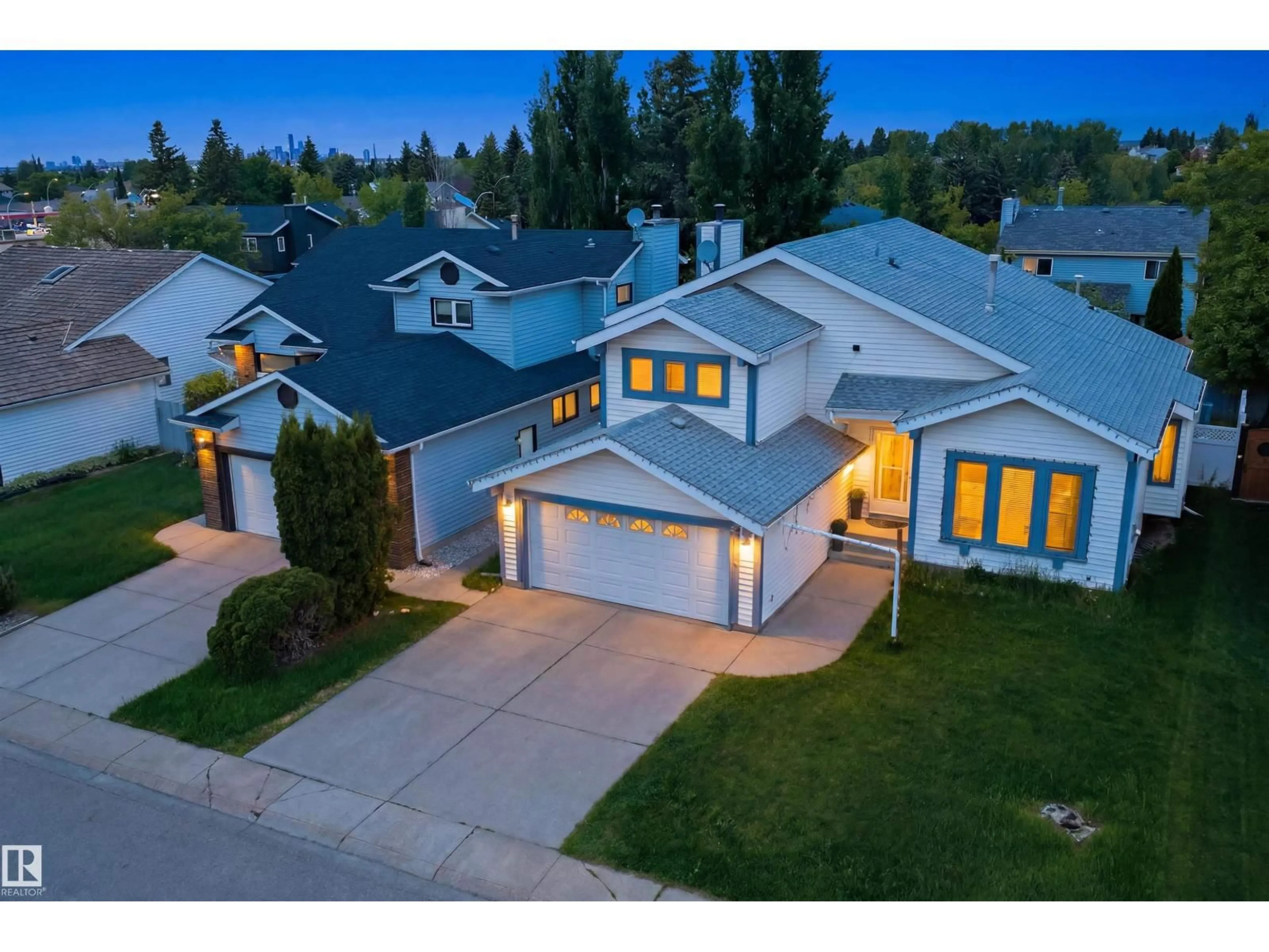 A pic from outside/outdoor area/front of a property/back of a property/a pic from drone, street for 3220 42A AV, Edmonton Alberta T6T1E5