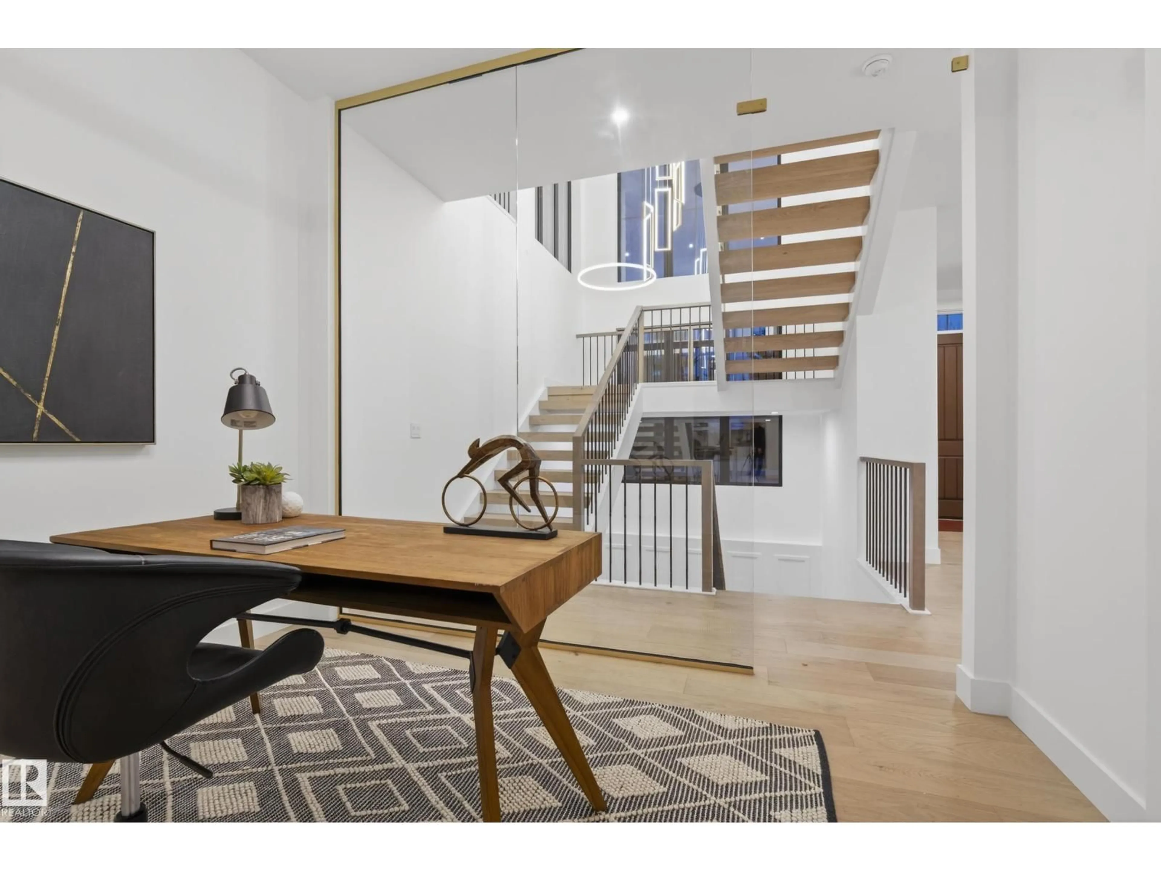 Indoor entryway for 14320 MACKENZIE DR, Edmonton Alberta T5R5V7