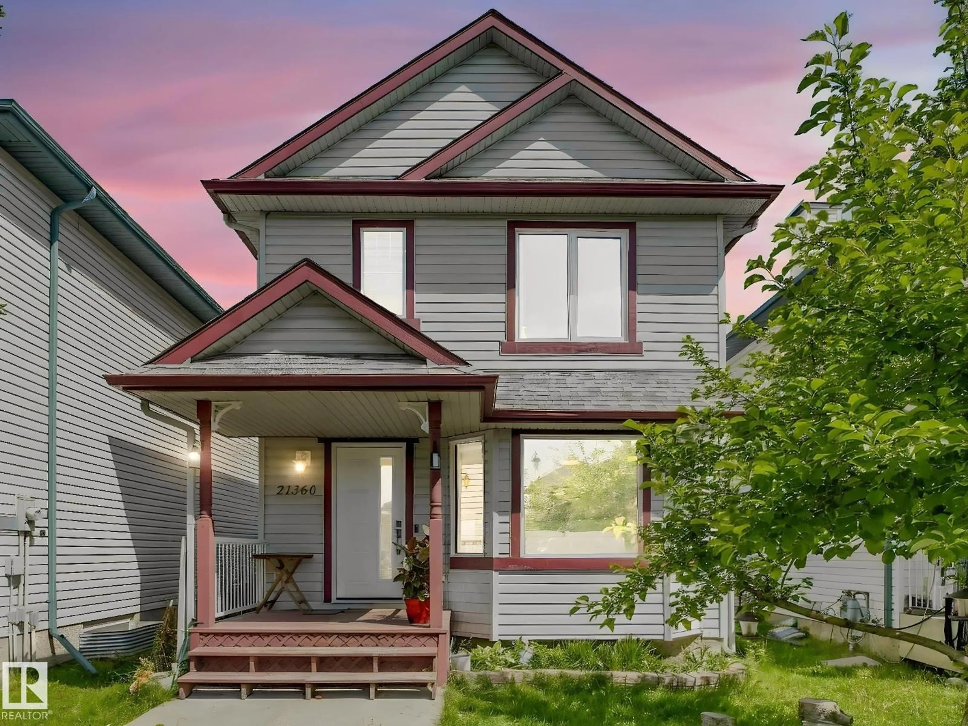 Home with vinyl exterior material, street for 21360 89 AV, Edmonton Alberta T5T6V3