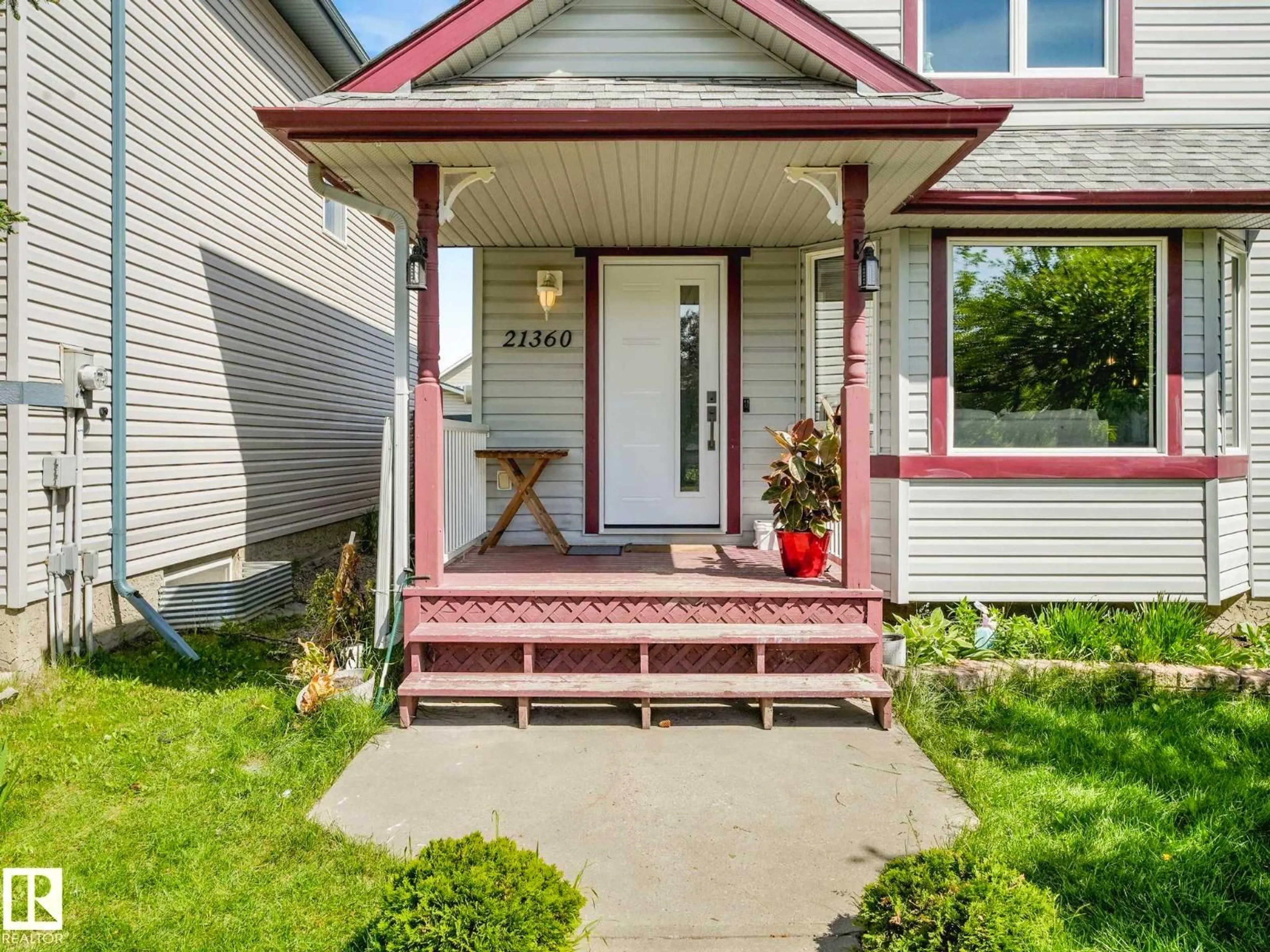Home with vinyl exterior material, street for 21360 89 AV, Edmonton Alberta T5T6V3